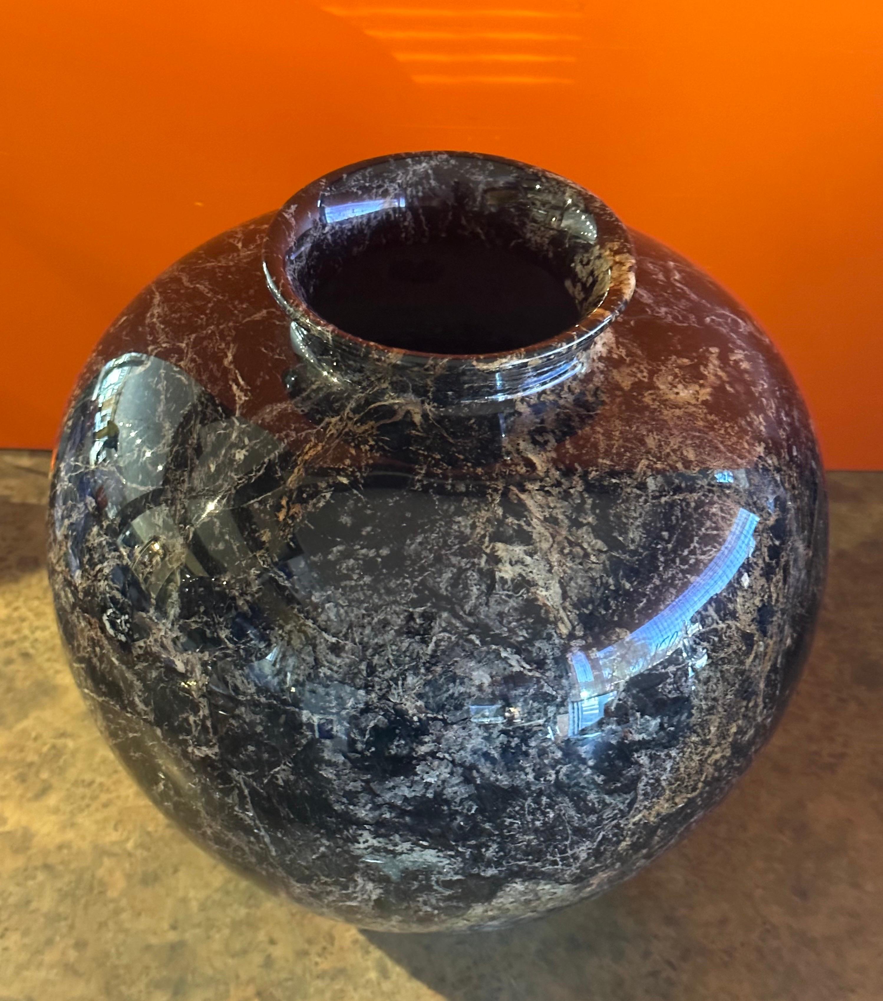 Vaso di marmo italiano postmoderno di grandi dimensioni in vendita 6