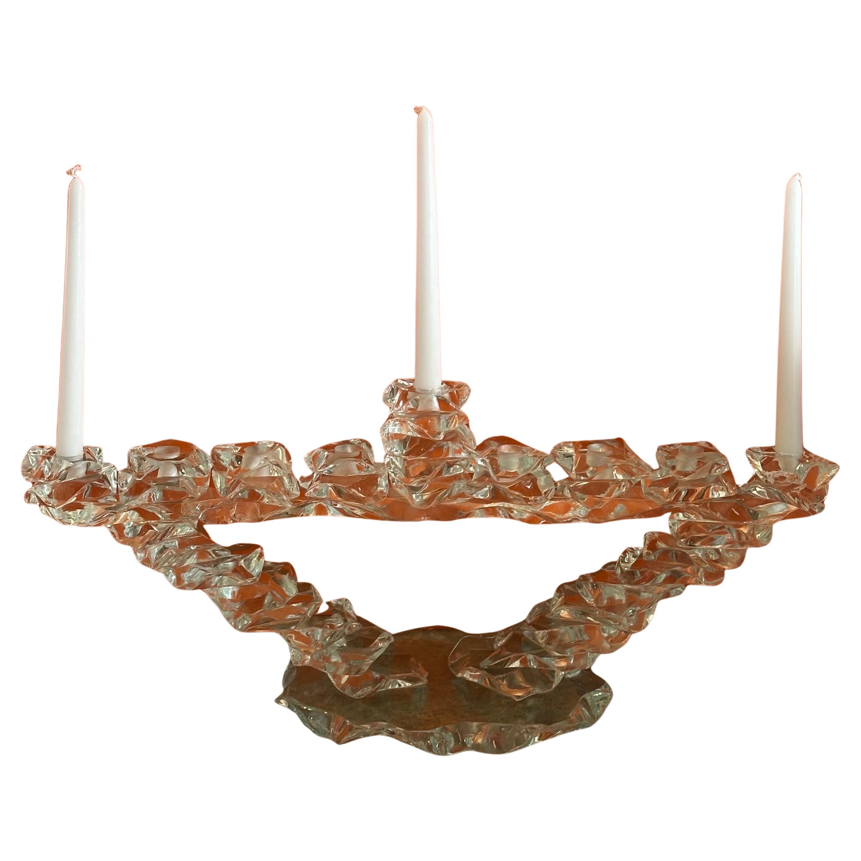 Massive menorah post-moderne en verre d'art empilé par Bill Meeks Studio, vers 1995.  L'œuvre présente des morceaux de verre d'art de forme libre empilés pour former ce qui ressemble à une sculpture de glace. Absolument magnifique !  La ménorah est
