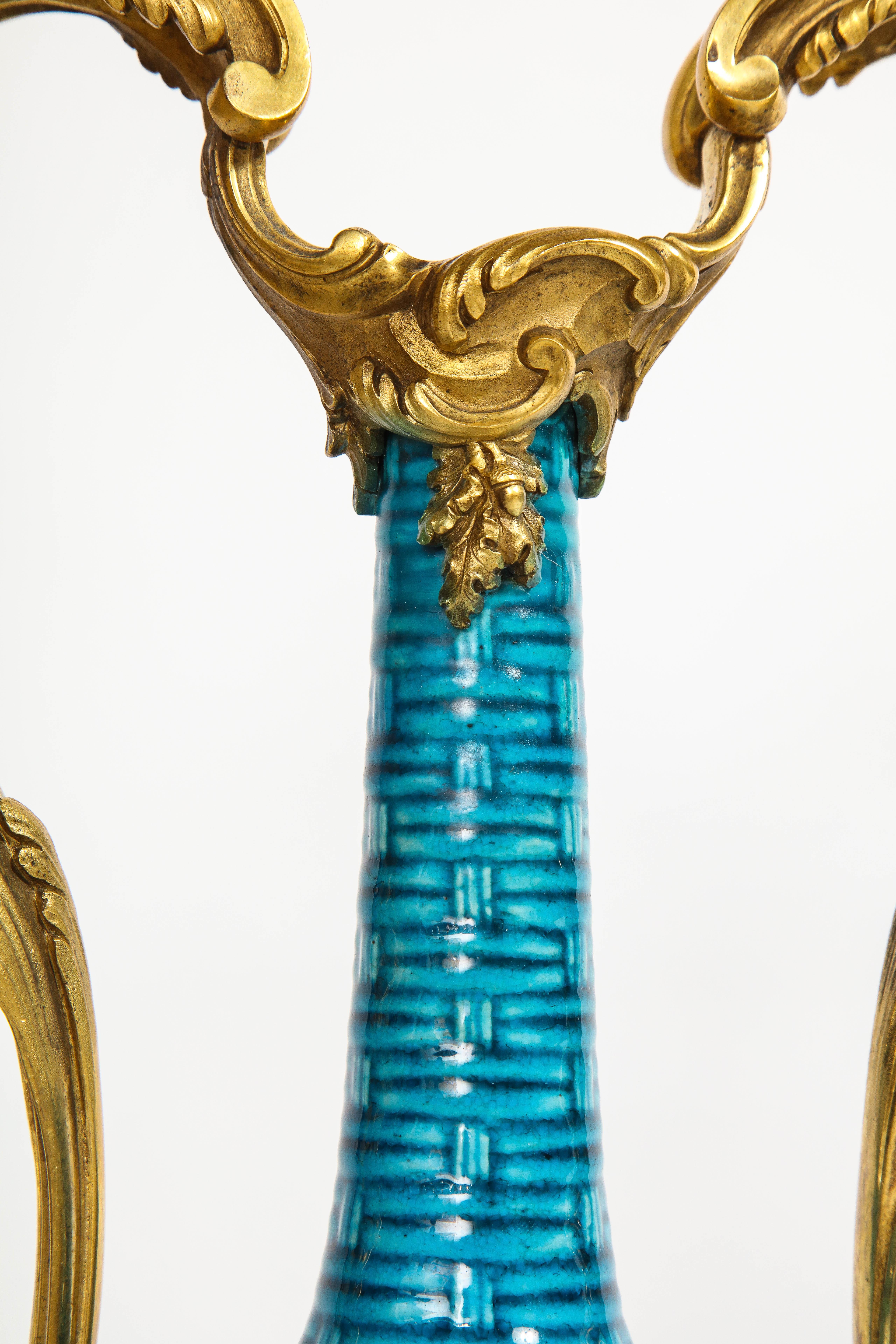 Paar massives chinesisches türkisfarbenes Porzellan, französische Dore-Bronzevasen mit Bronzebeschlägen, Paar im Angebot 5