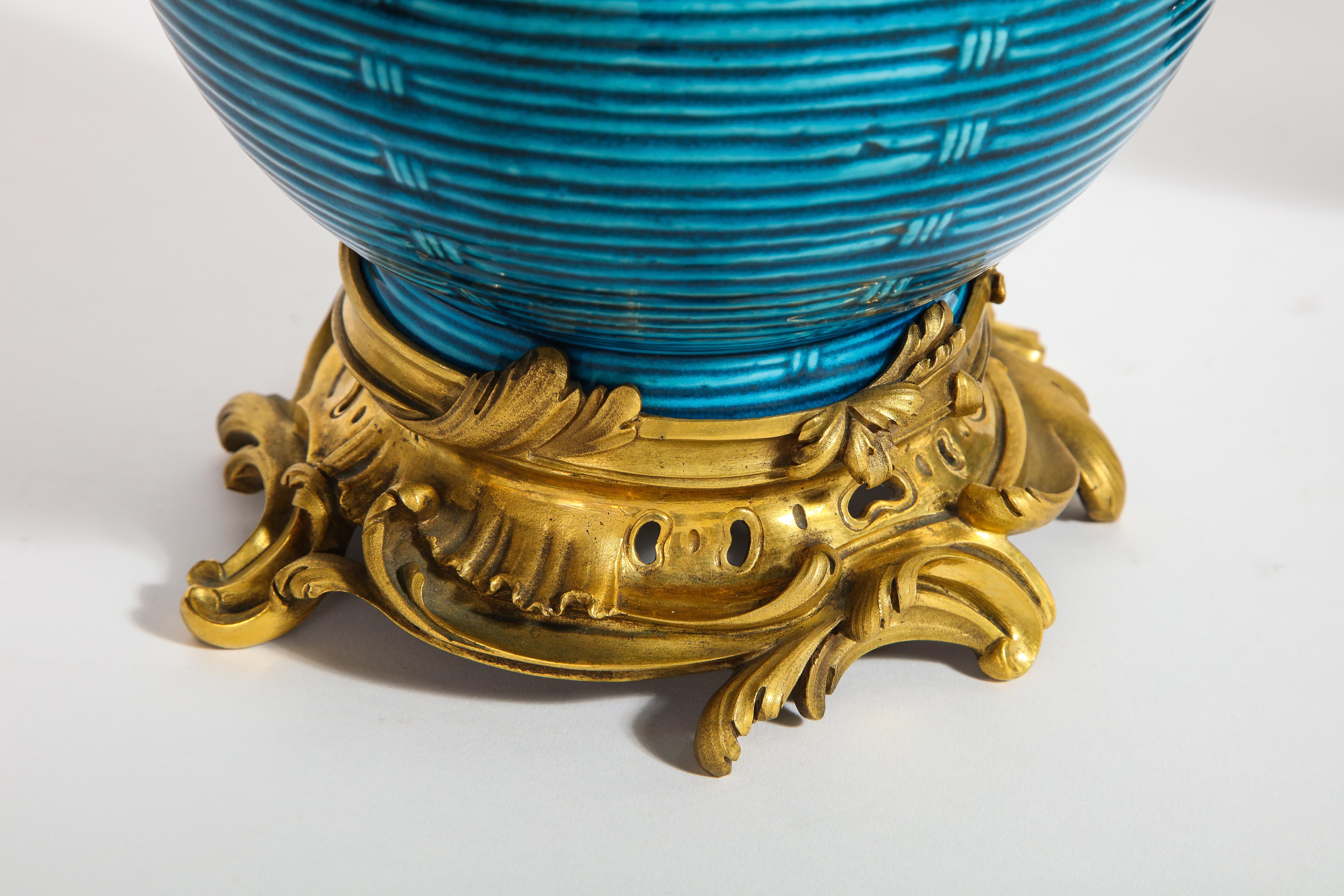 Paar massives chinesisches türkisfarbenes Porzellan, französische Dore-Bronzevasen mit Bronzebeschlägen, Paar im Angebot 8