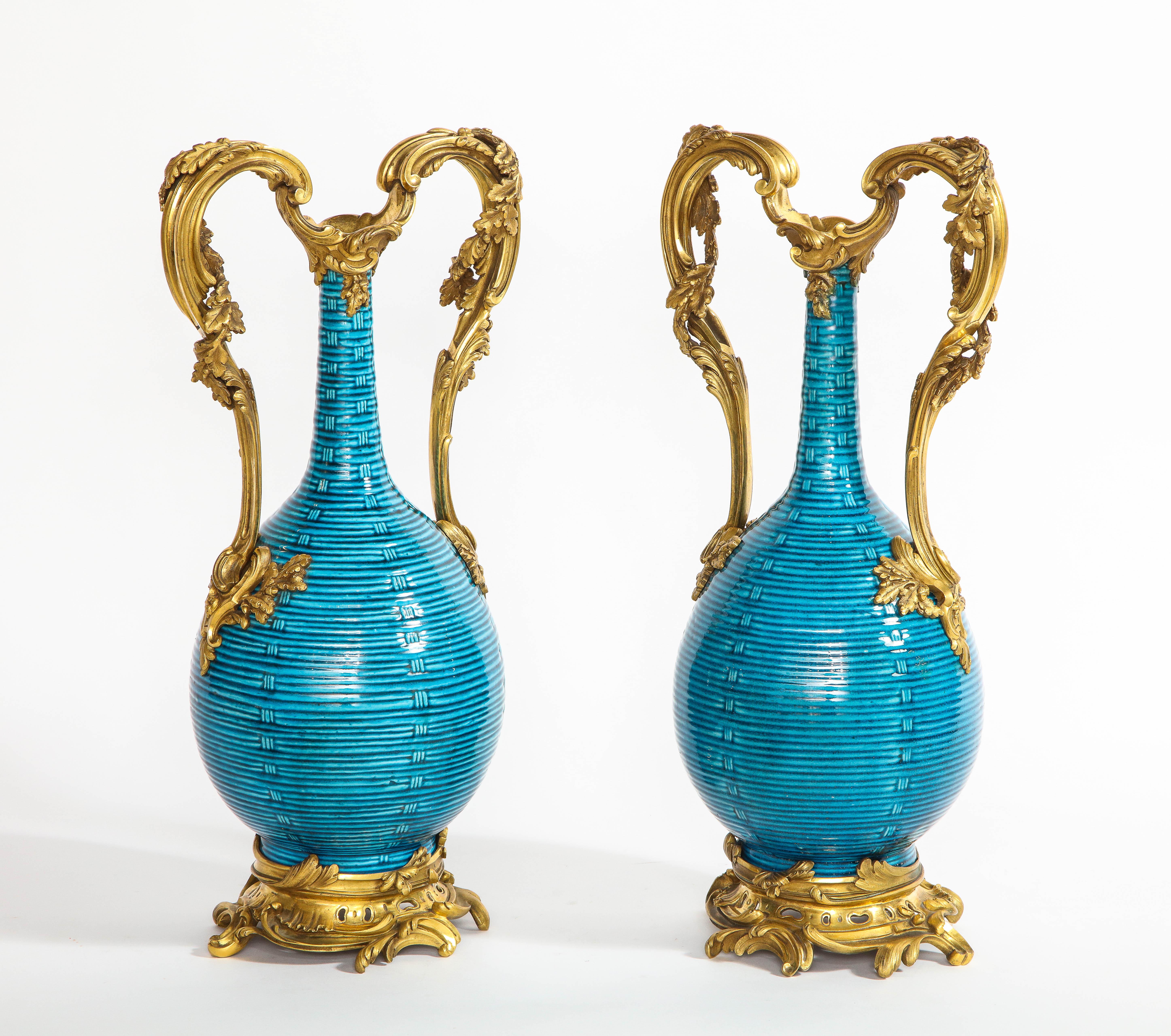 Paar massives chinesisches türkisfarbenes Porzellan, französische Dore-Bronzevasen mit Bronzebeschlägen, Paar (Louis XV.) im Angebot