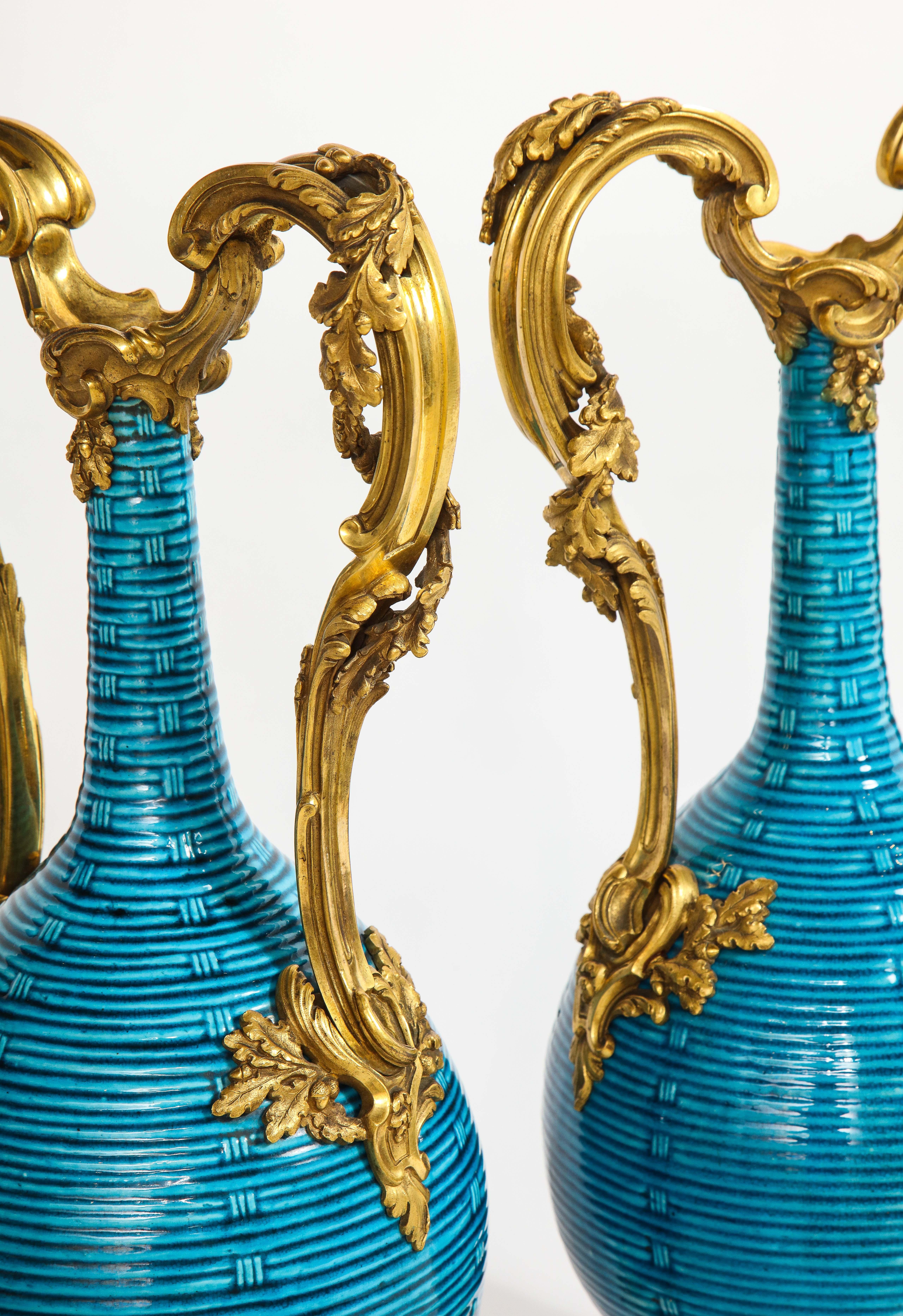 Paar massives chinesisches türkisfarbenes Porzellan, französische Dore-Bronzevasen mit Bronzebeschlägen, Paar (18. Jahrhundert und früher) im Angebot