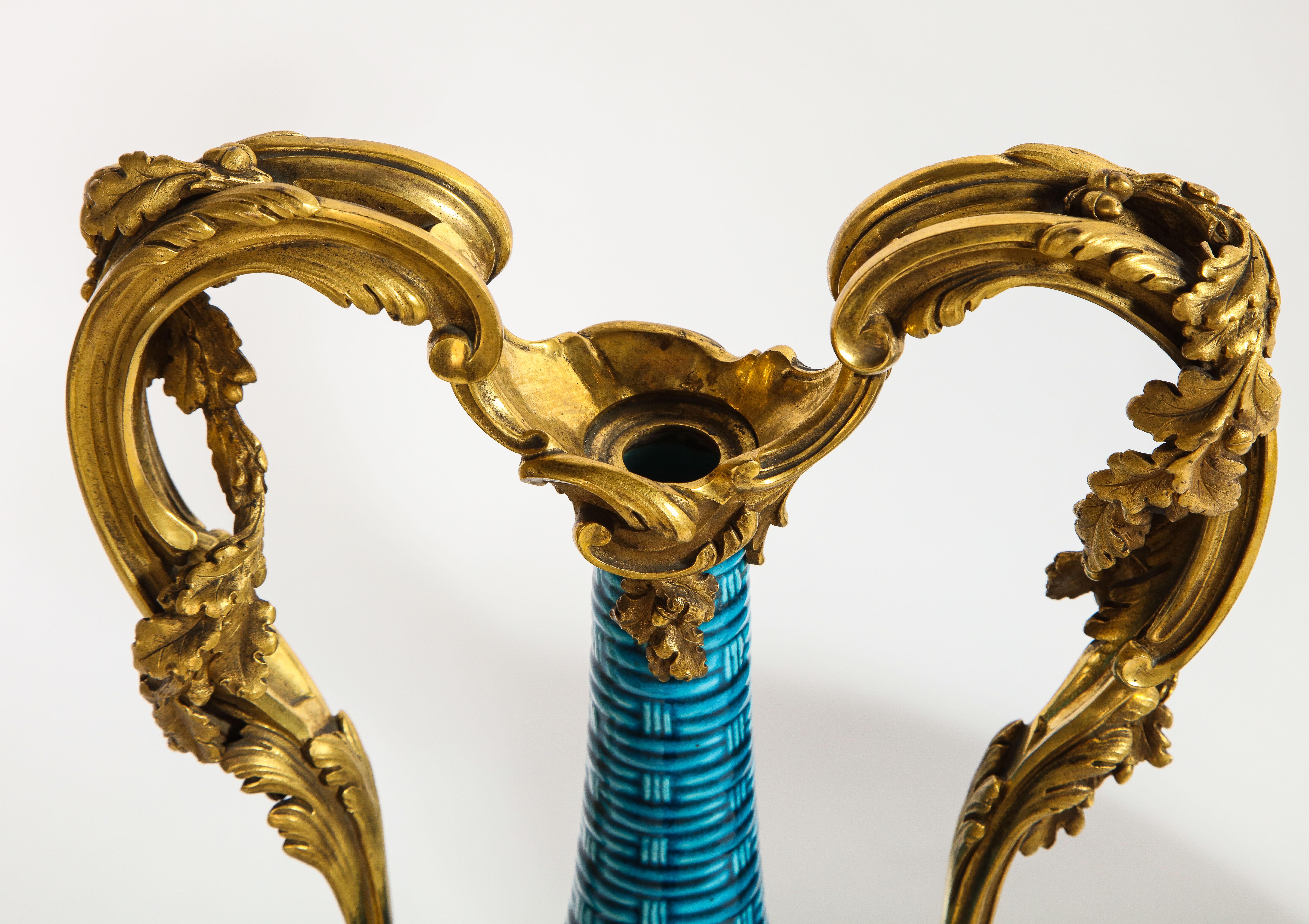 Paar massives chinesisches türkisfarbenes Porzellan, französische Dore-Bronzevasen mit Bronzebeschlägen, Paar im Angebot 1
