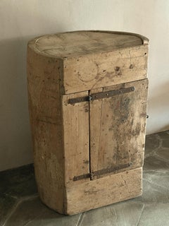 Armario macizo de madera en bruto, Escandinavia, hacia el siglo XVIII