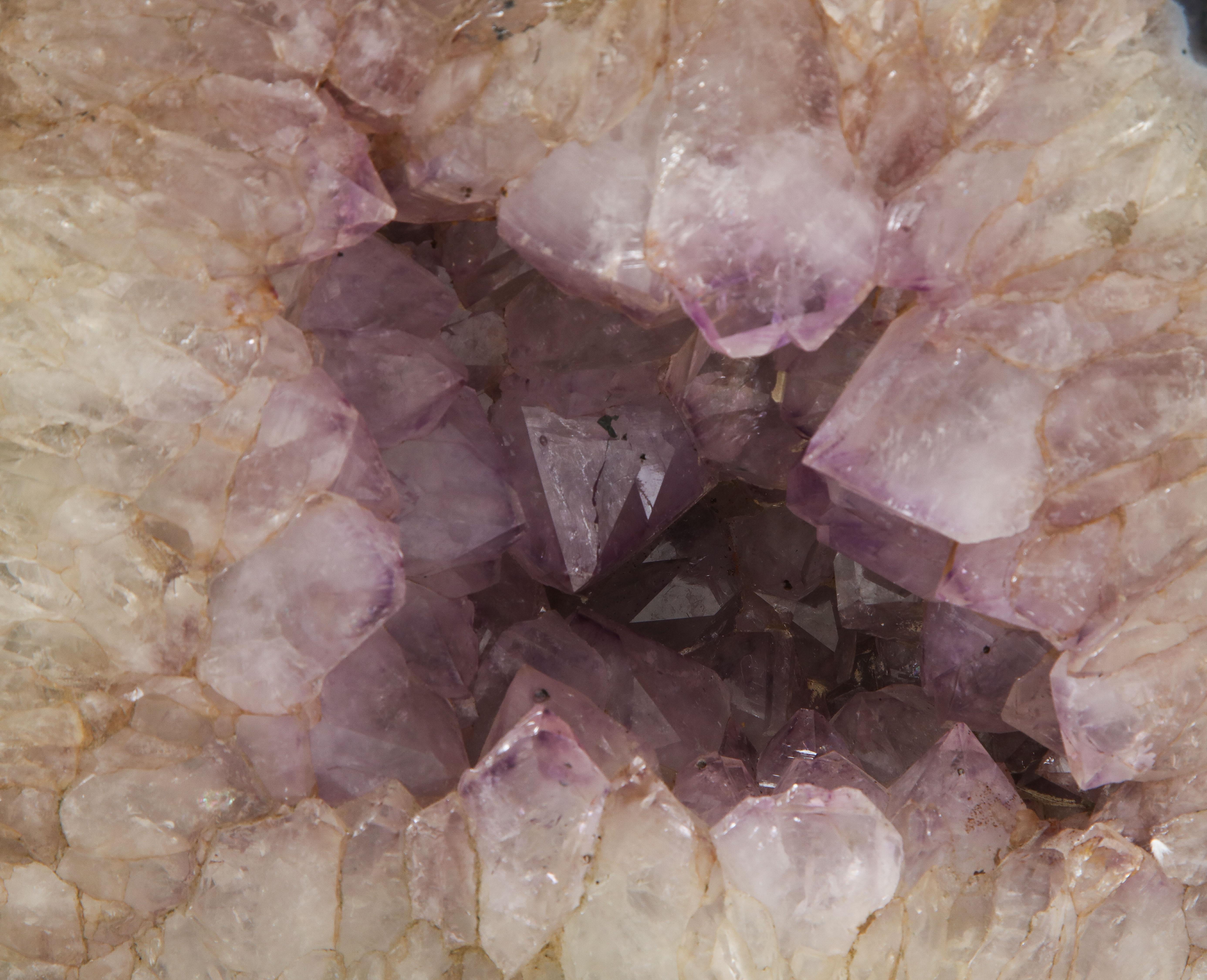 Massiver Amethyst, Quarzkristall-Exemplar (21. Jahrhundert und zeitgenössisch) im Angebot