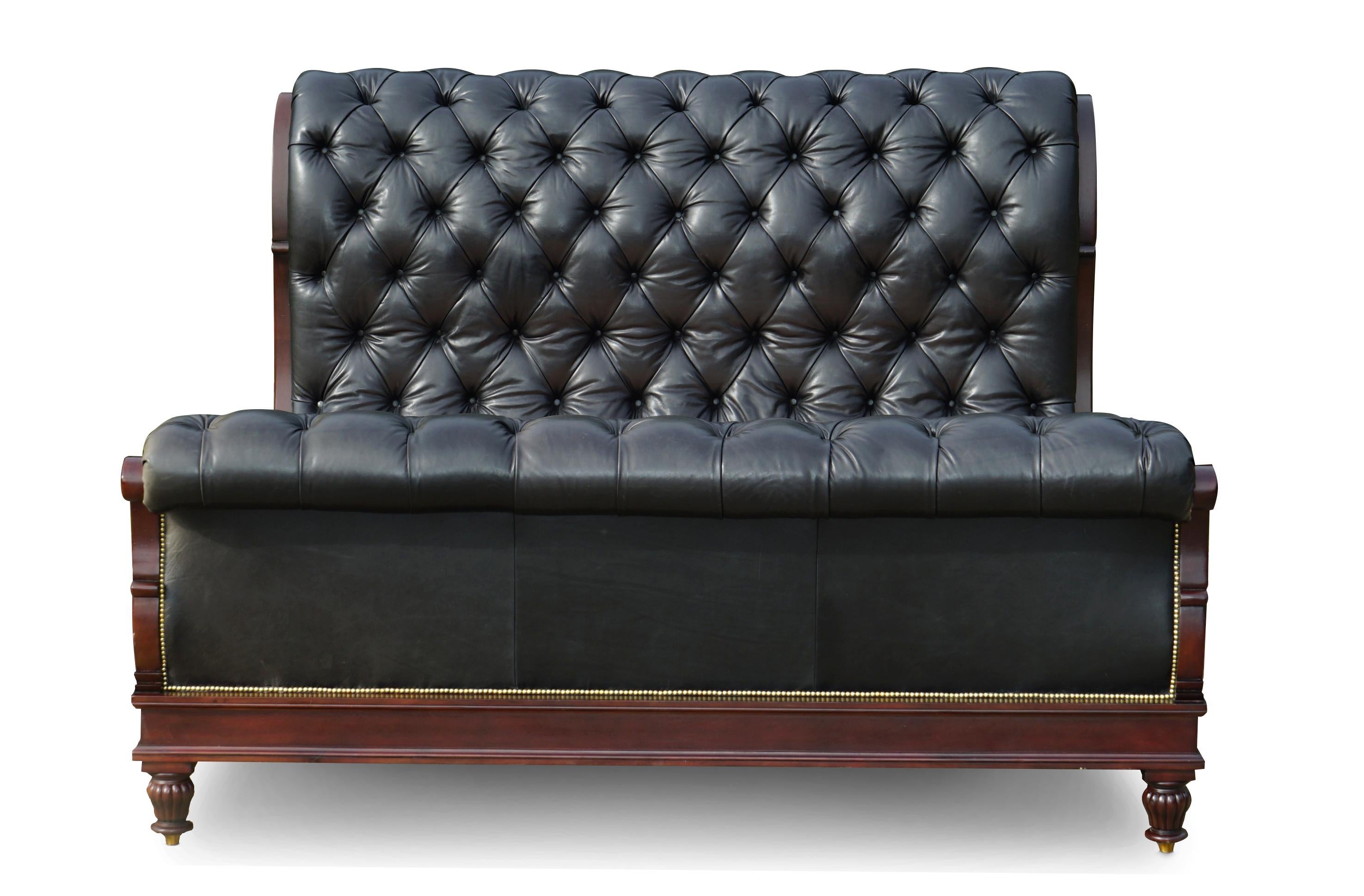 Nous sommes ravis d'offrir à la vente ce monumental lit en cuir noir Ralph Lauren Clivedon et en acajou américain Chesterfield, fait à la main en Amérique, d'une taille supérieure à celle d'un lit King californien (RRP £27,000). 

Un très beau