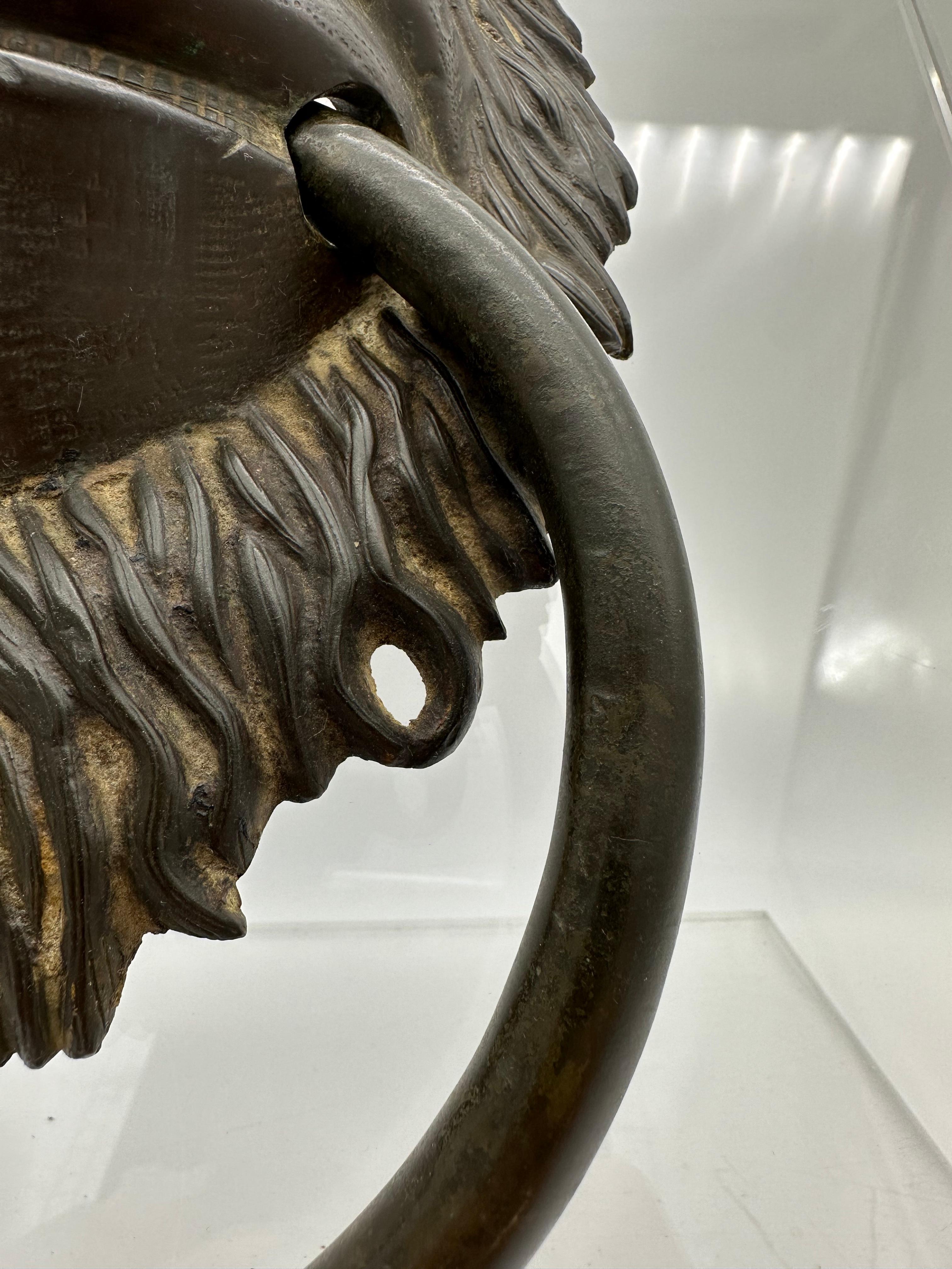 massiver, seltener süddeutscher Löwe  Türgriff aus Bronze aus Bronze, 17. Jahrhundert im Angebot 4