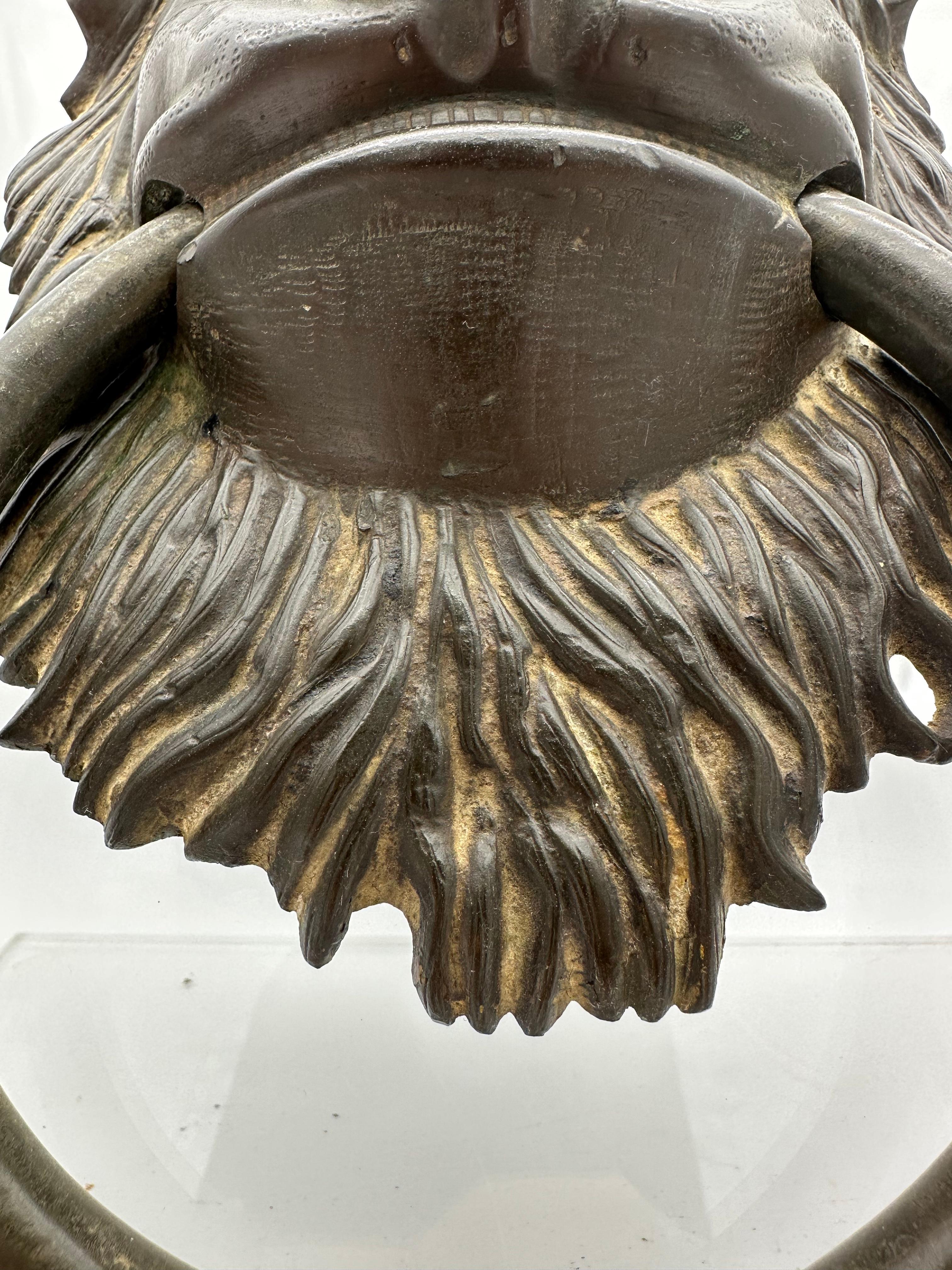 massiver, seltener süddeutscher Löwe  Türgriff aus Bronze aus Bronze, 17. Jahrhundert im Angebot 3