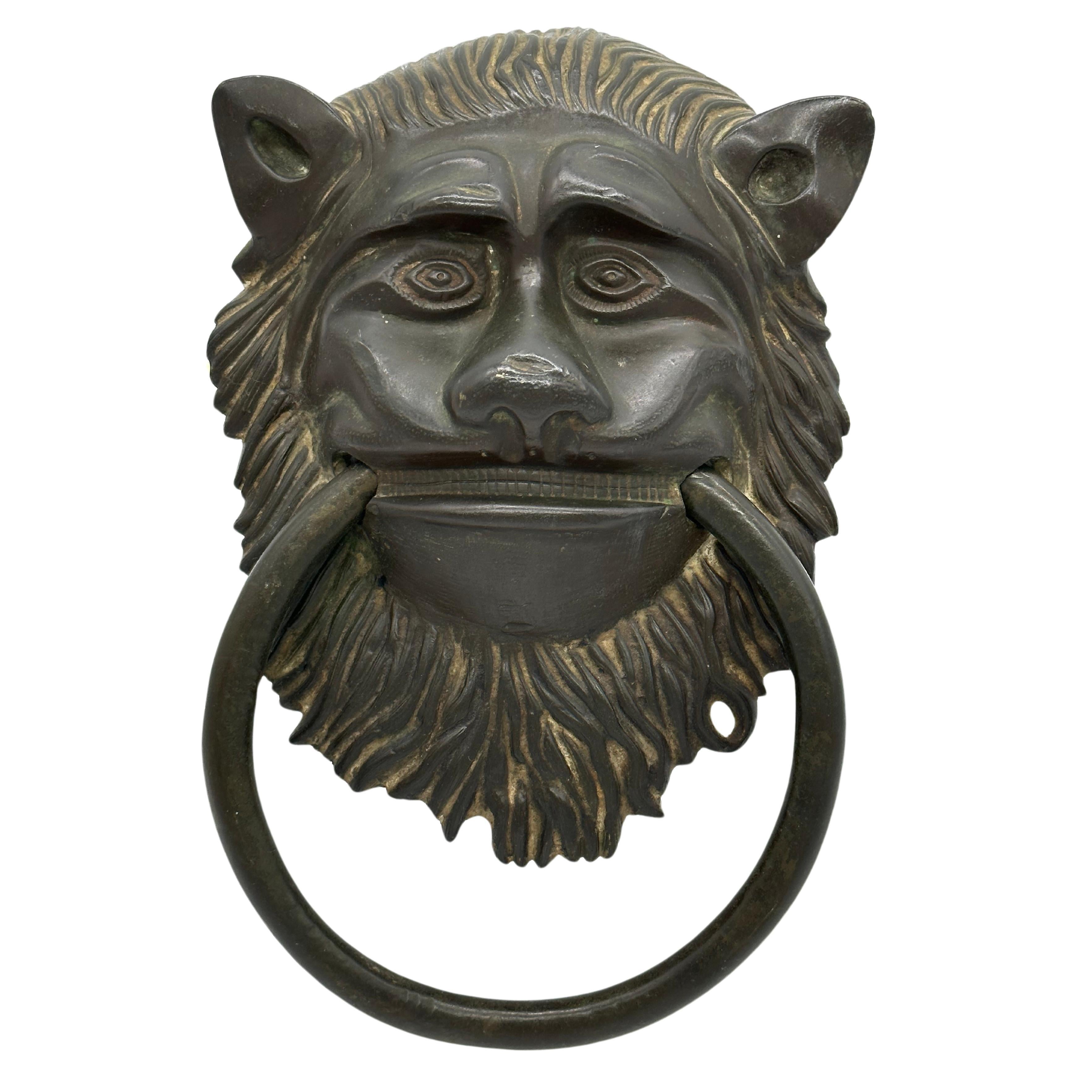 Rare lion d'Allemagne du Sud  Knocker de porte en bronze, 17ème siècle en vente