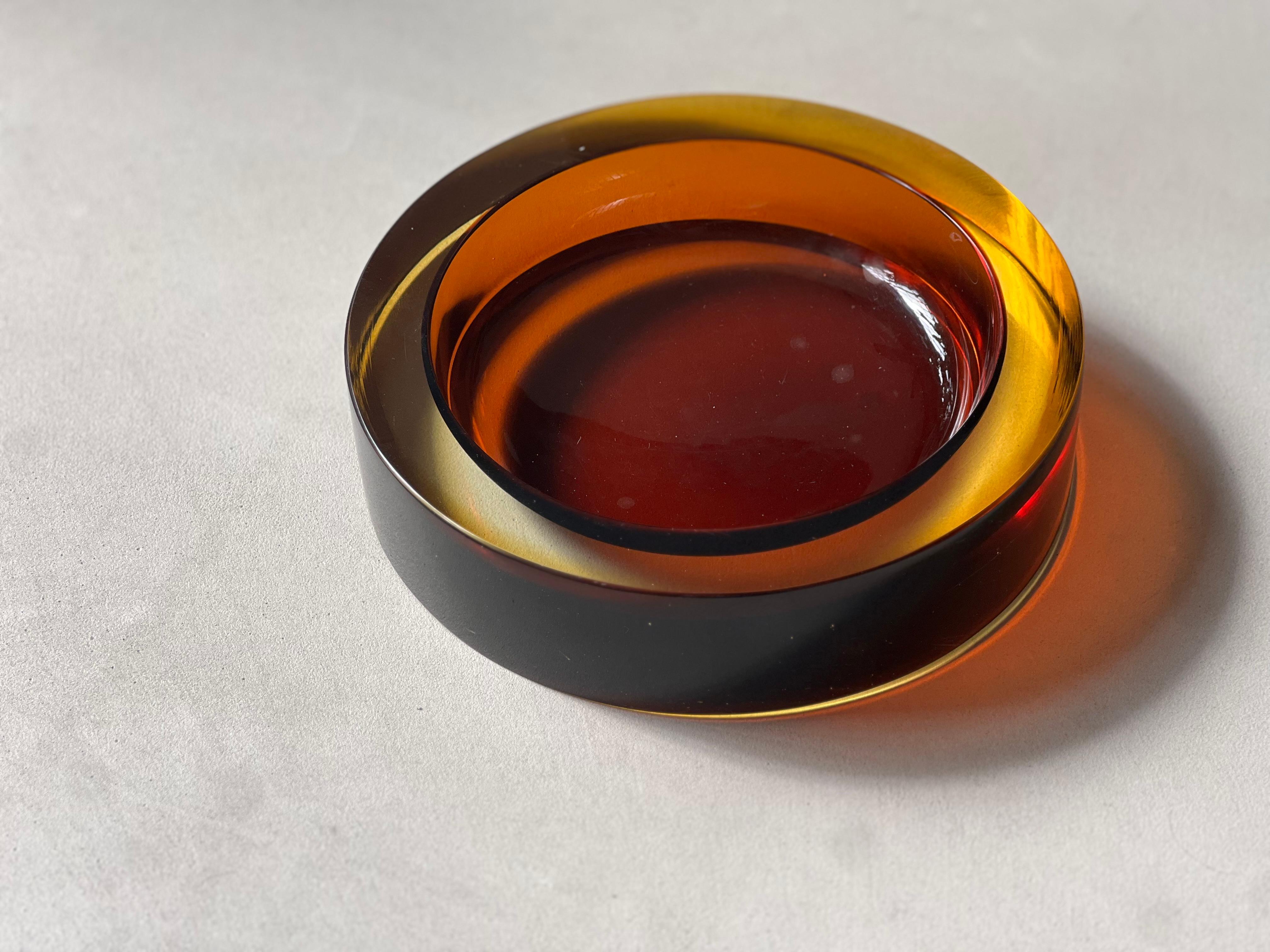 Verre sommerso rond ambré massif  Coupe décorative de Murano de Mario Pinzoni en vente 2