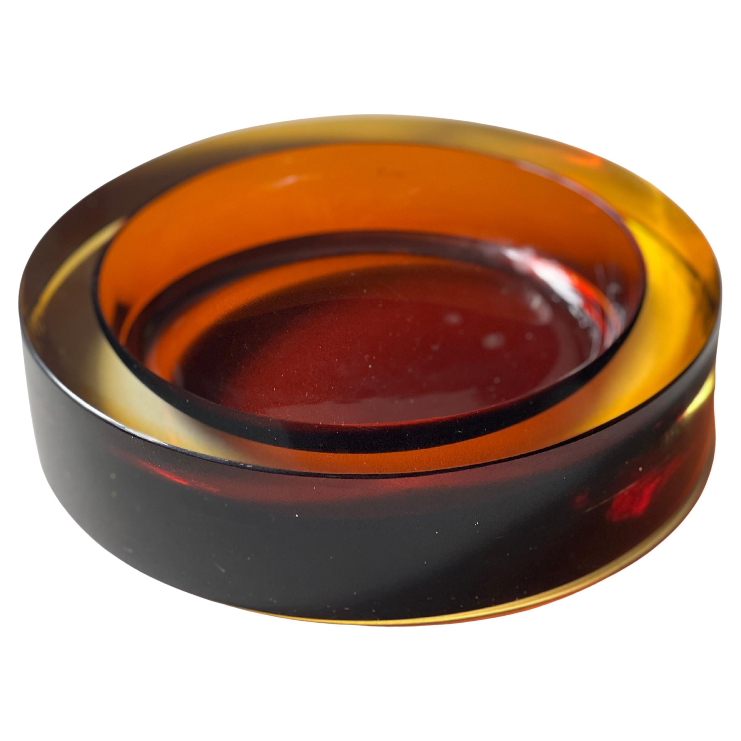 Verre sommerso rond ambré massif  Coupe décorative de Murano de Mario Pinzoni