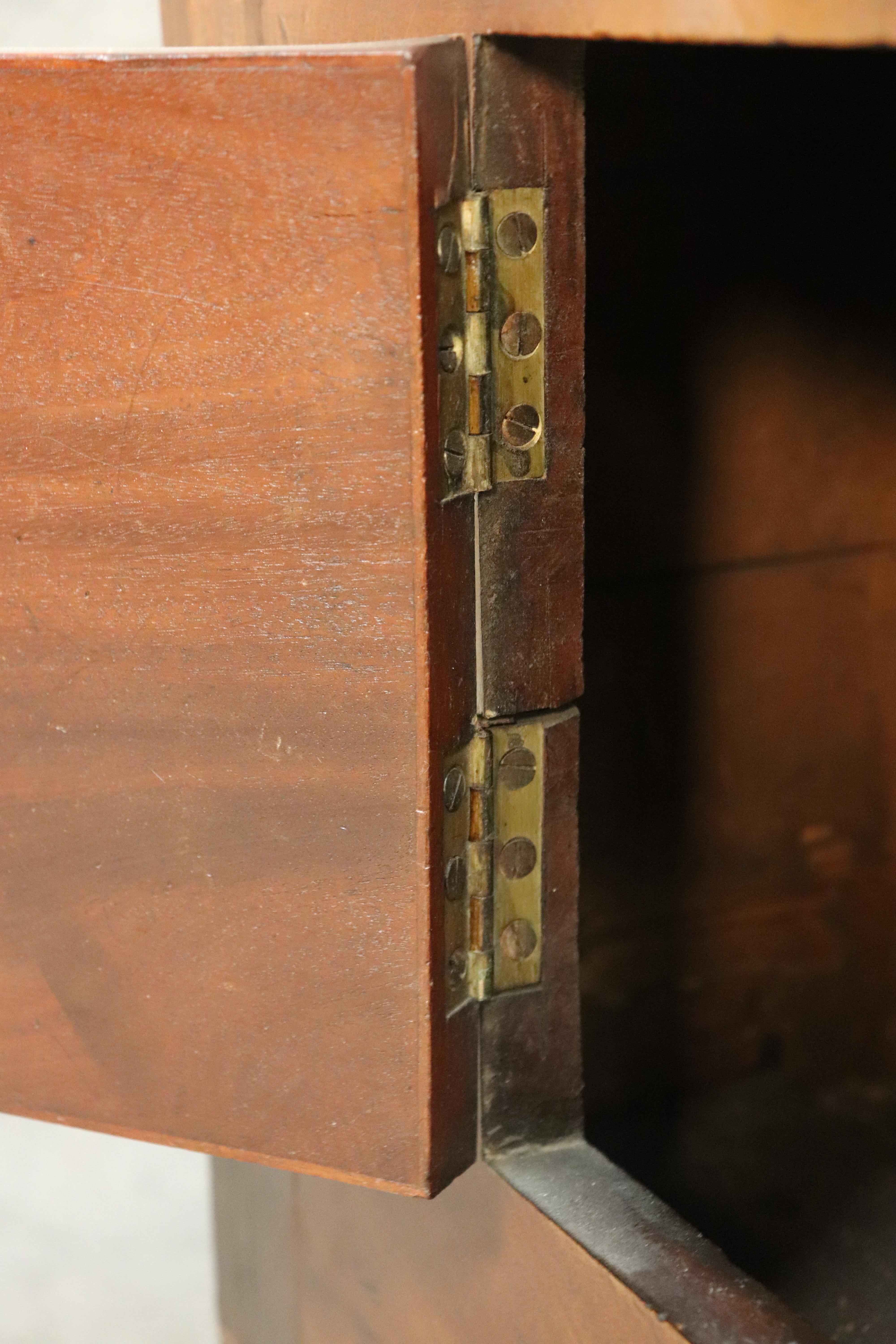 Massiccia credenza in legno di raso e noce di epoca Giorgio III inglese del 1820 in vendita 4