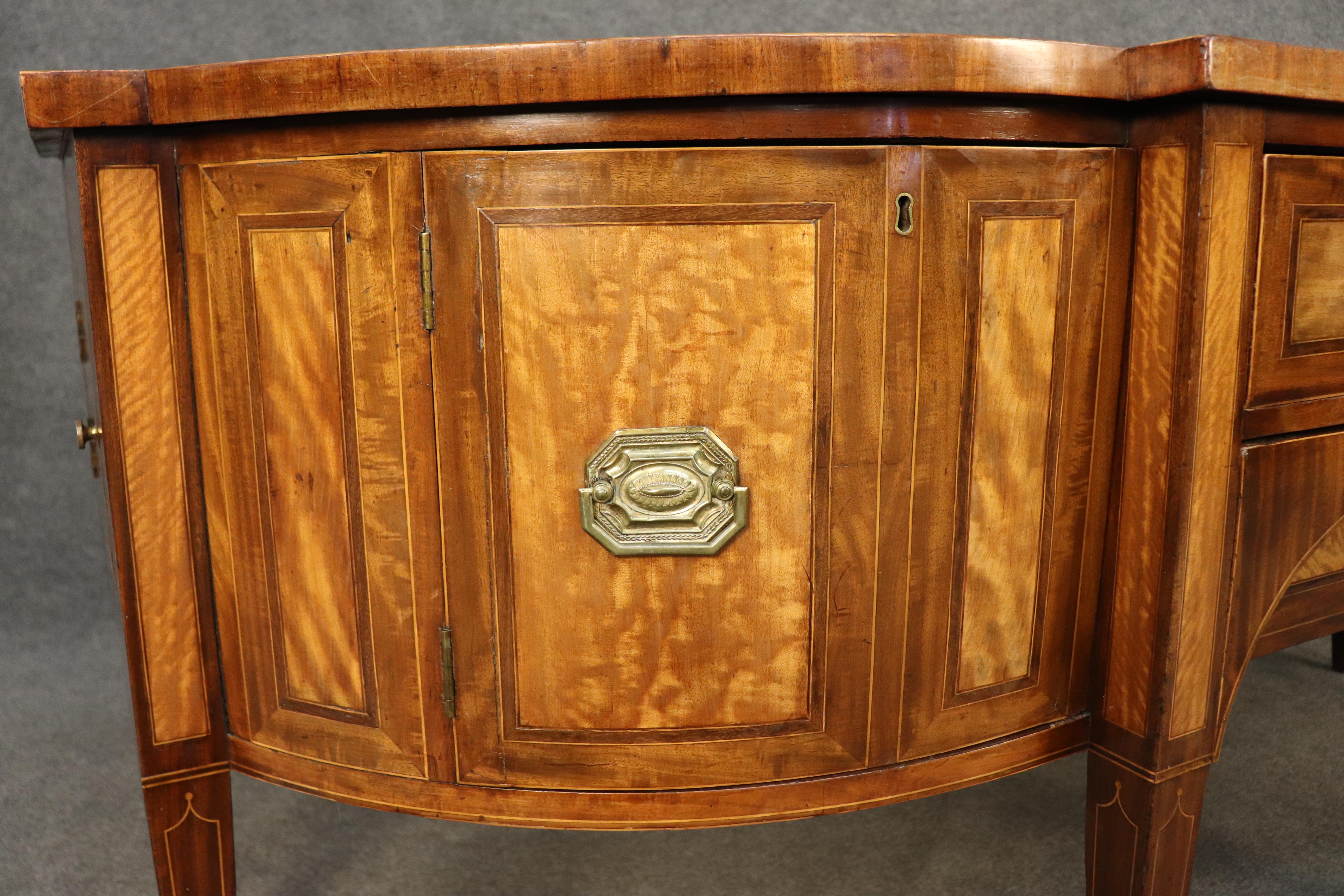 Massiccia credenza in legno di raso e noce di epoca Giorgio III inglese del 1820 in vendita 5
