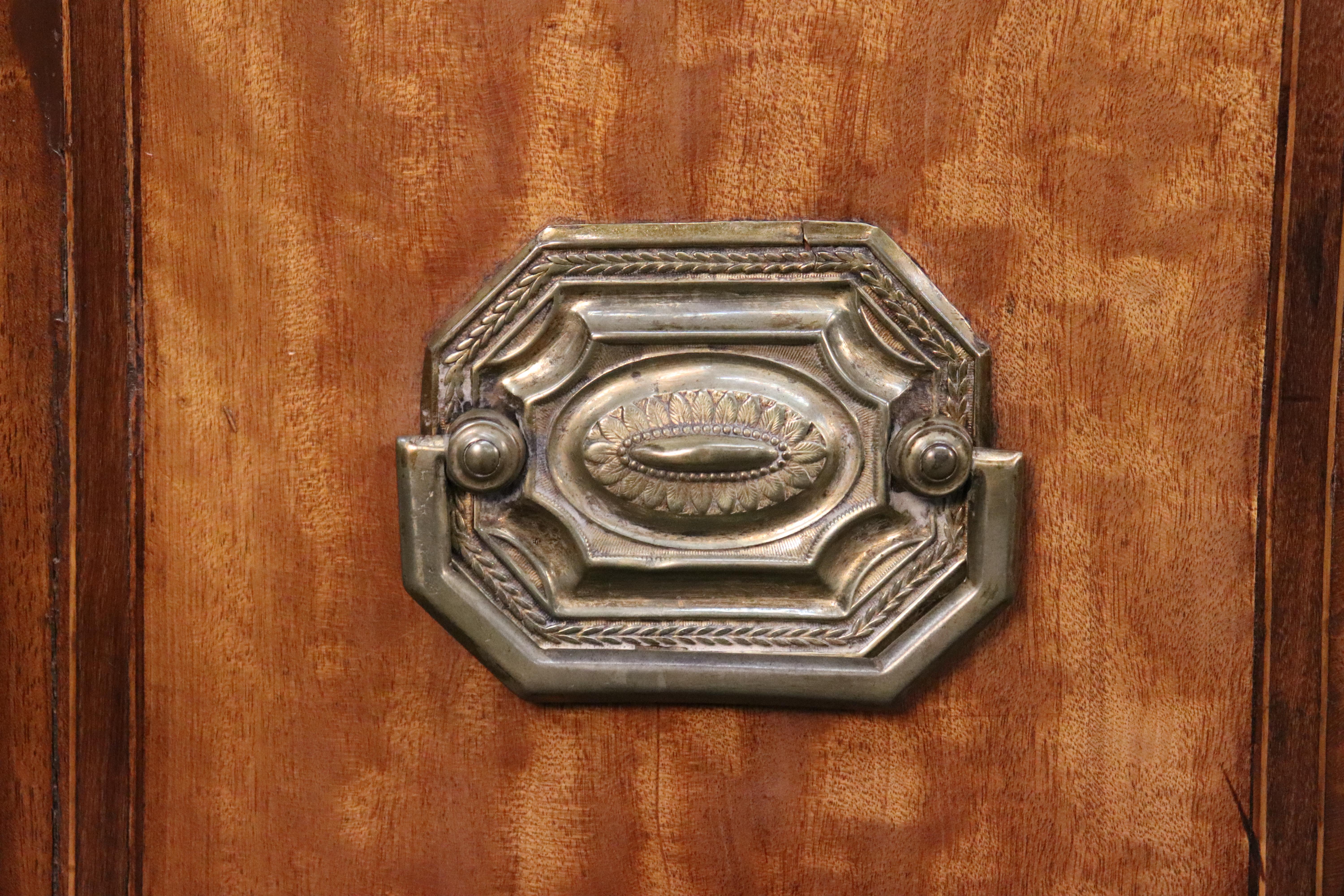 Massiccia credenza in legno di raso e noce di epoca Giorgio III inglese del 1820 in vendita 6