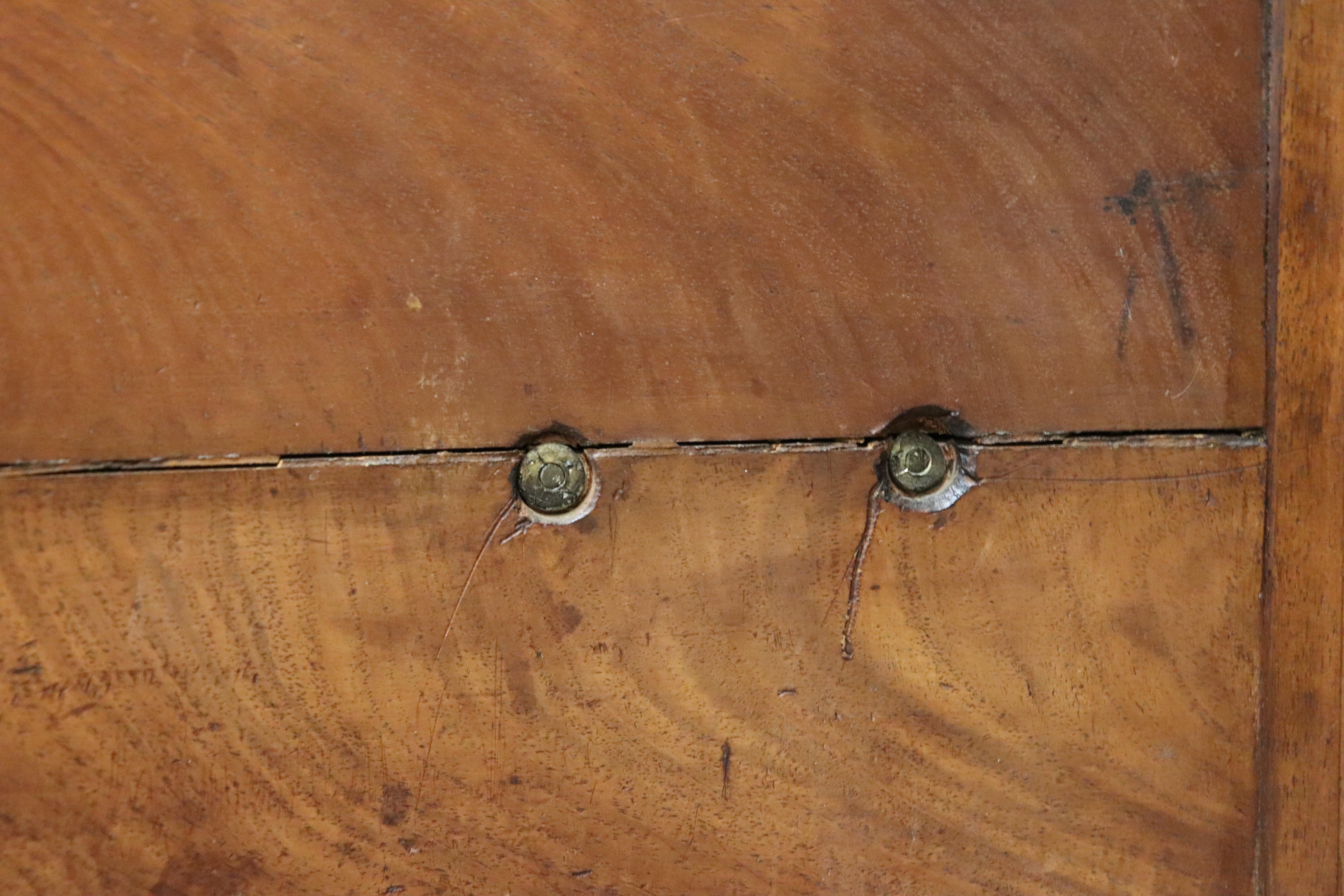 Massiccia credenza in legno di raso e noce di epoca Giorgio III inglese del 1820 in vendita 9