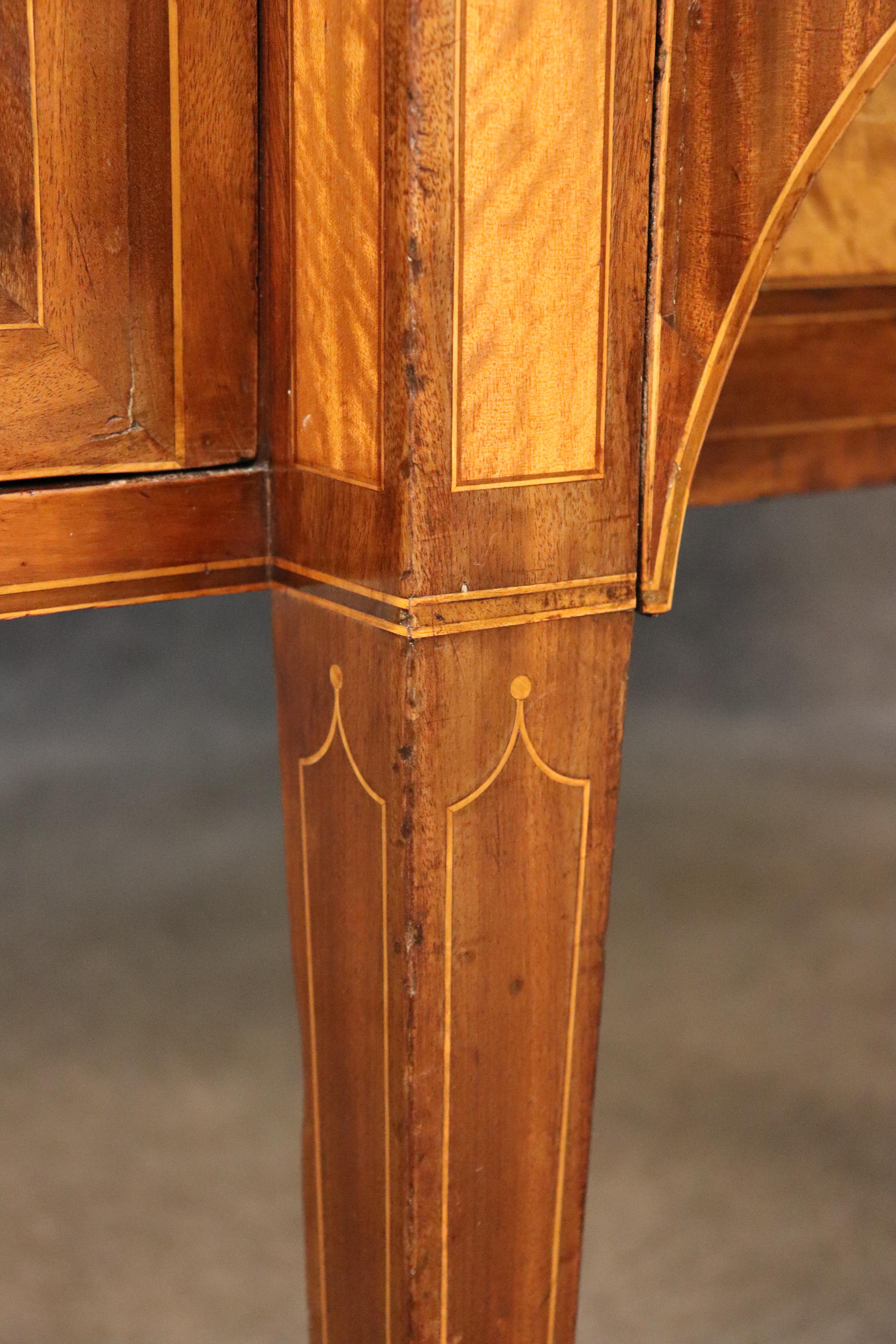 Massiccia credenza in legno di raso e noce di epoca Giorgio III inglese del 1820 in vendita 10