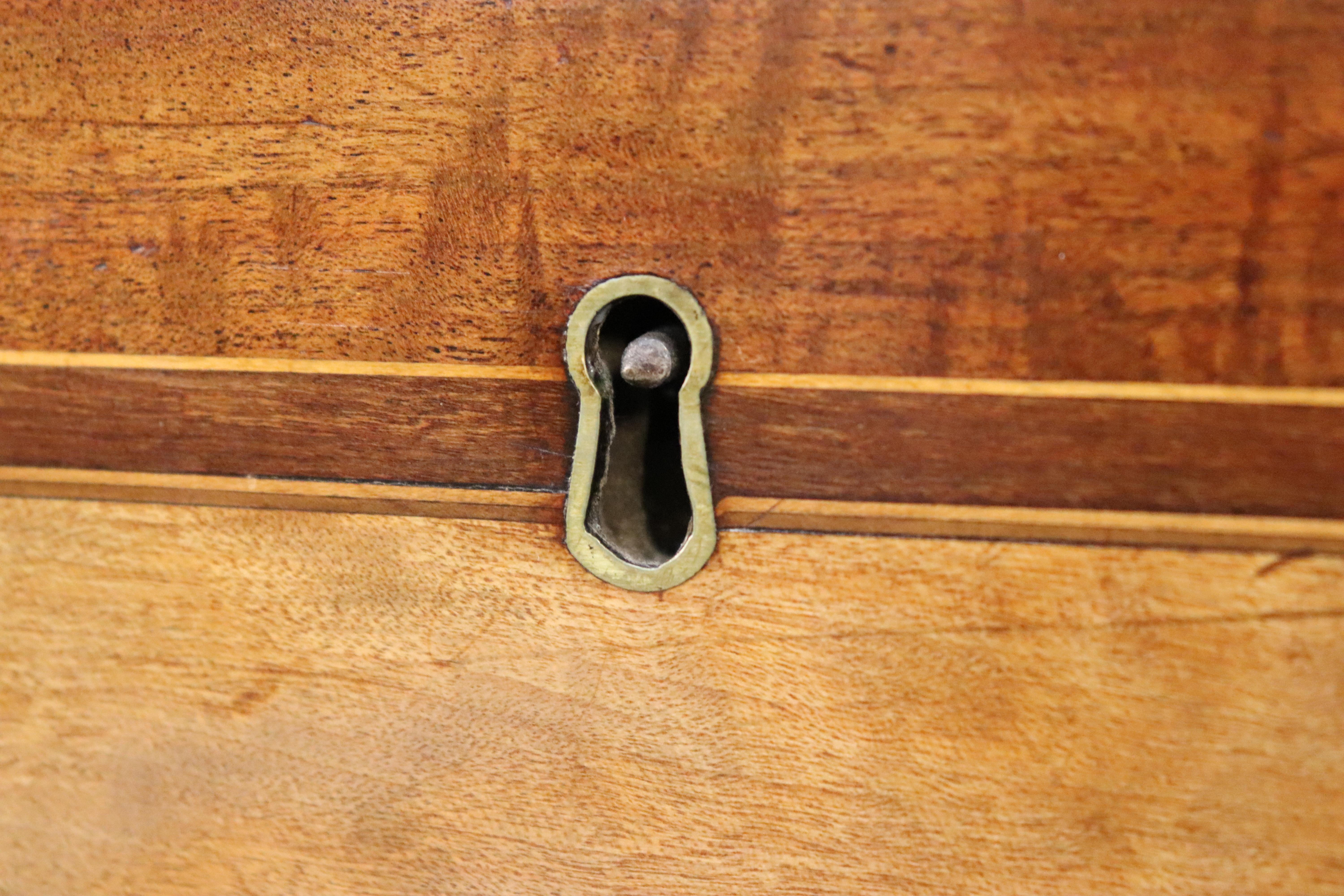 Massiccia credenza in legno di raso e noce di epoca Giorgio III inglese del 1820 in vendita 12