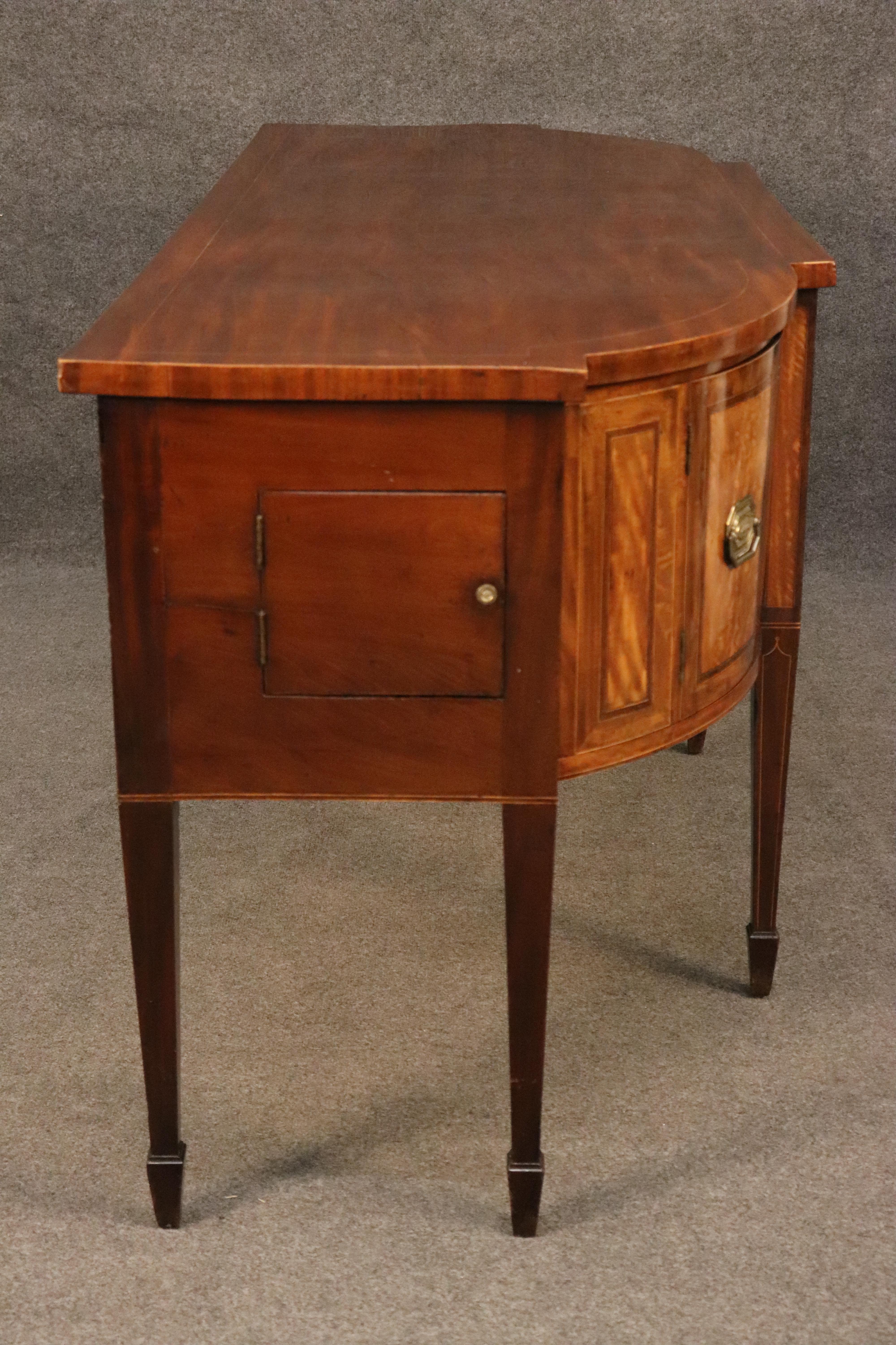Si tratta di una splendida credenza degli anni Venti del XIX secolo in stile Giorgio III, strettamente legato allo stile Sheraton dell'epoca. La credenza è assolutamente massiccia e ha un'anta nascosta sul lato per le bottiglie di vino o magari per