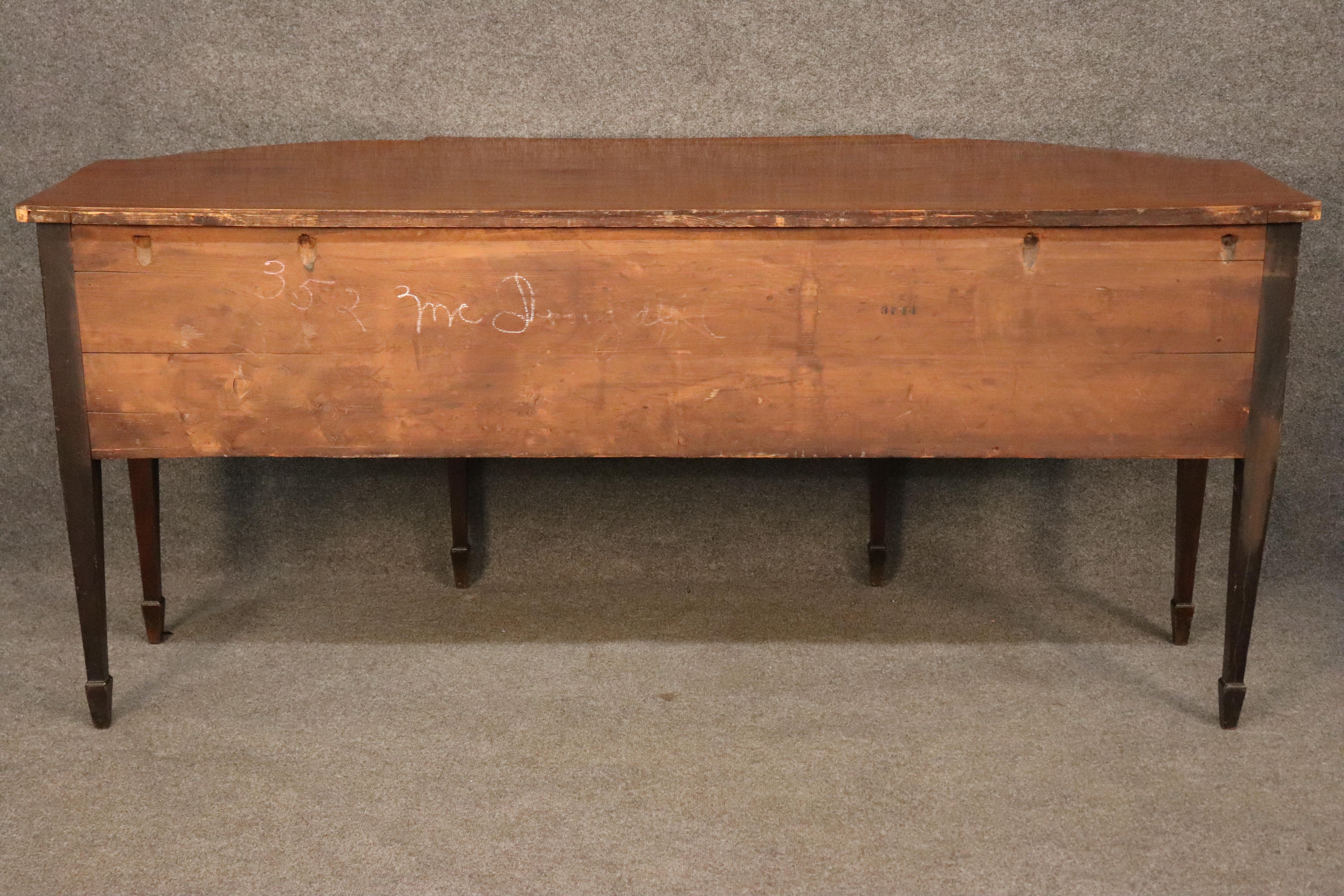 Inglese Massiccia credenza in legno di raso e noce di epoca Giorgio III inglese del 1820 in vendita
