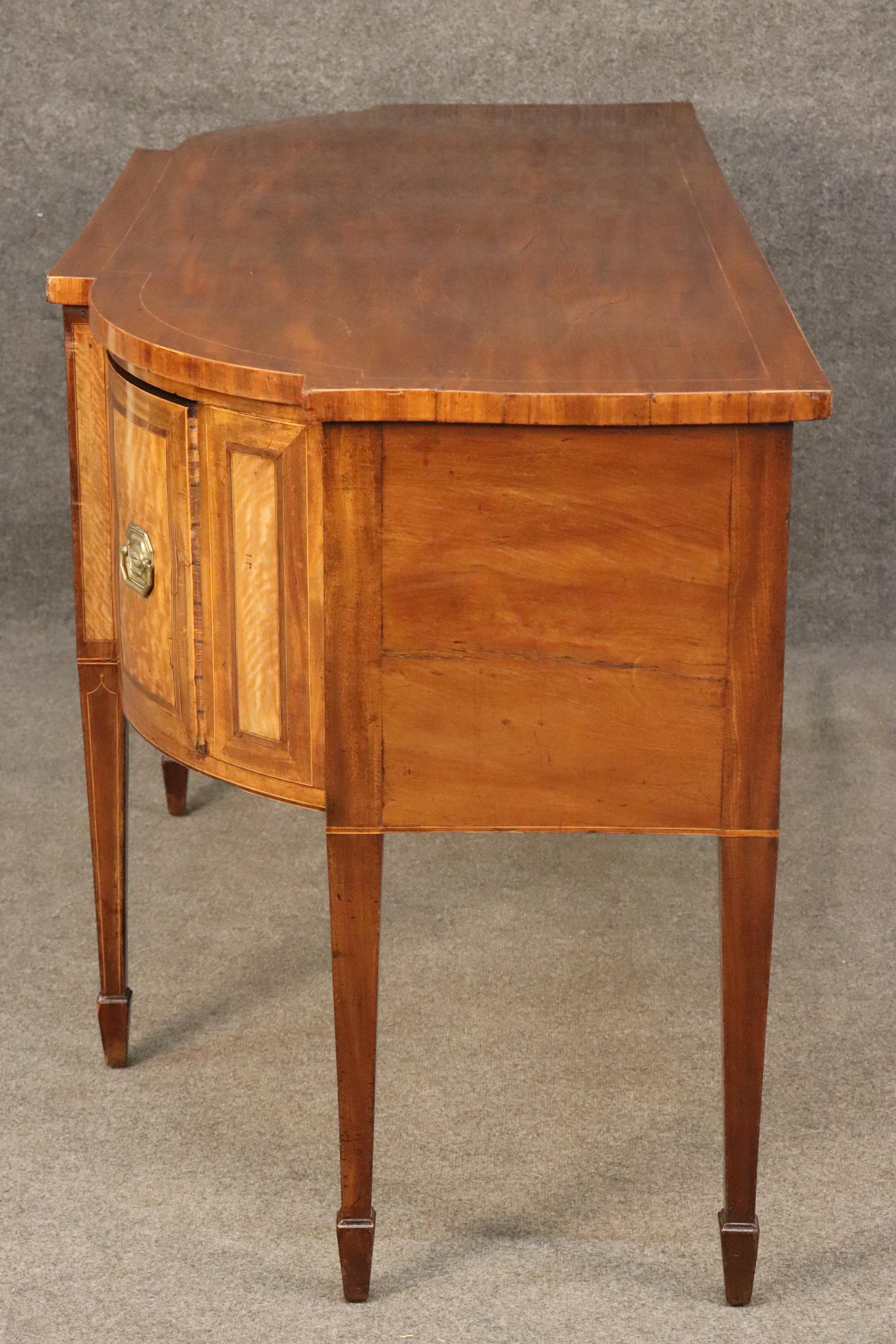 Massiccia credenza in legno di raso e noce di epoca Giorgio III inglese del 1820 In condizioni buone in vendita a Swedesboro, NJ