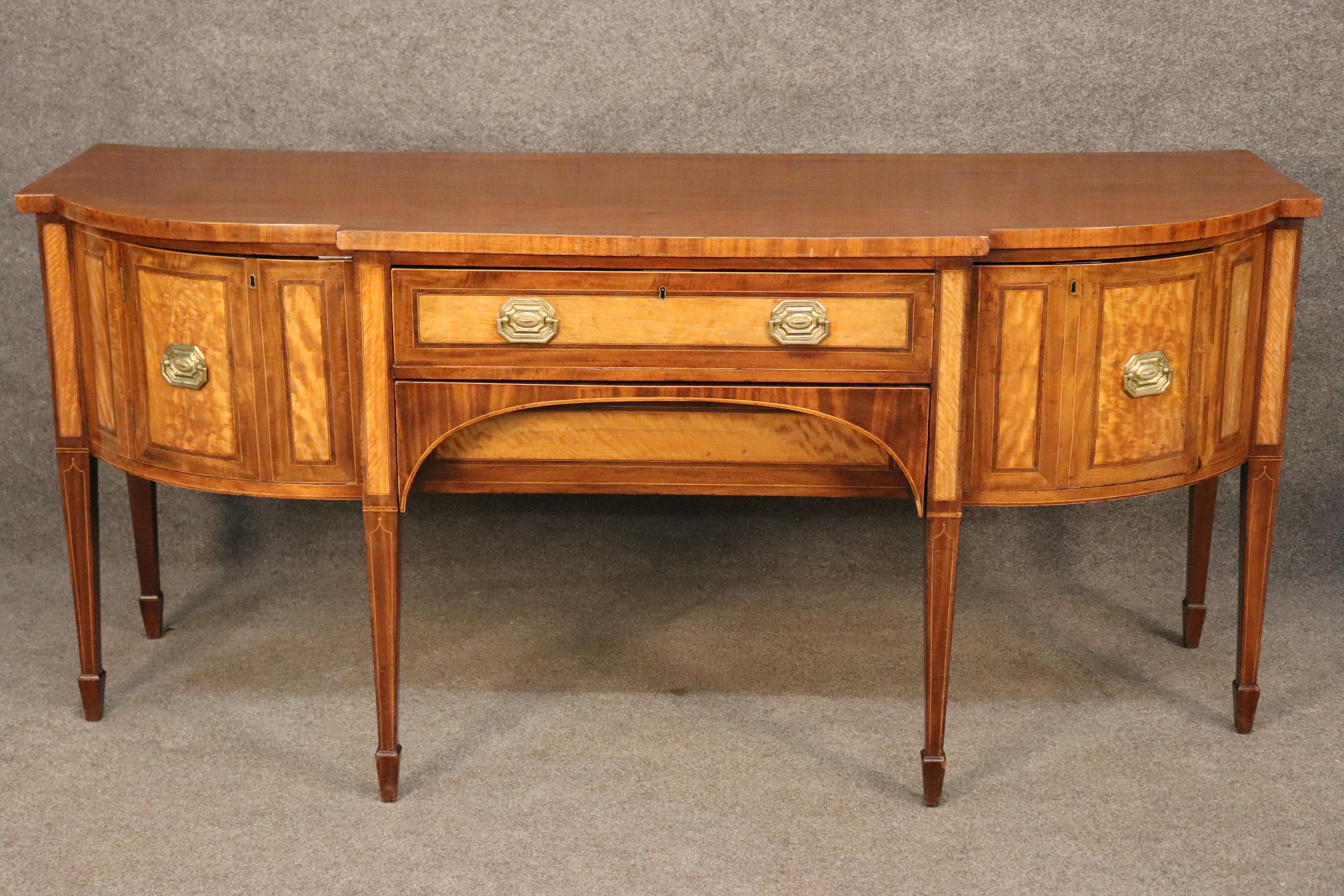 Inizio XIX secolo Massiccia credenza in legno di raso e noce di epoca Giorgio III inglese del 1820 in vendita