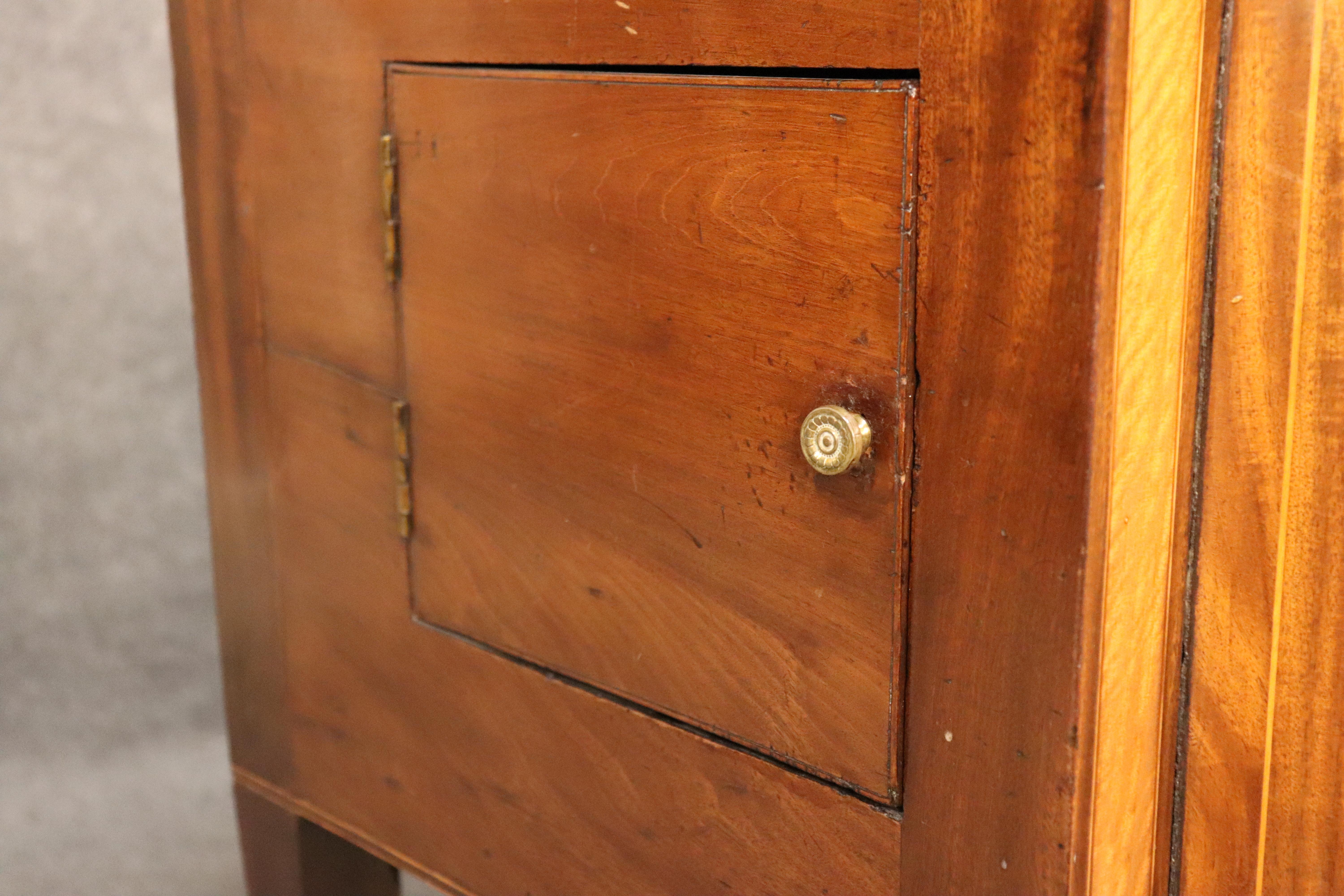 Massiccia credenza in legno di raso e noce di epoca Giorgio III inglese del 1820 in vendita 1