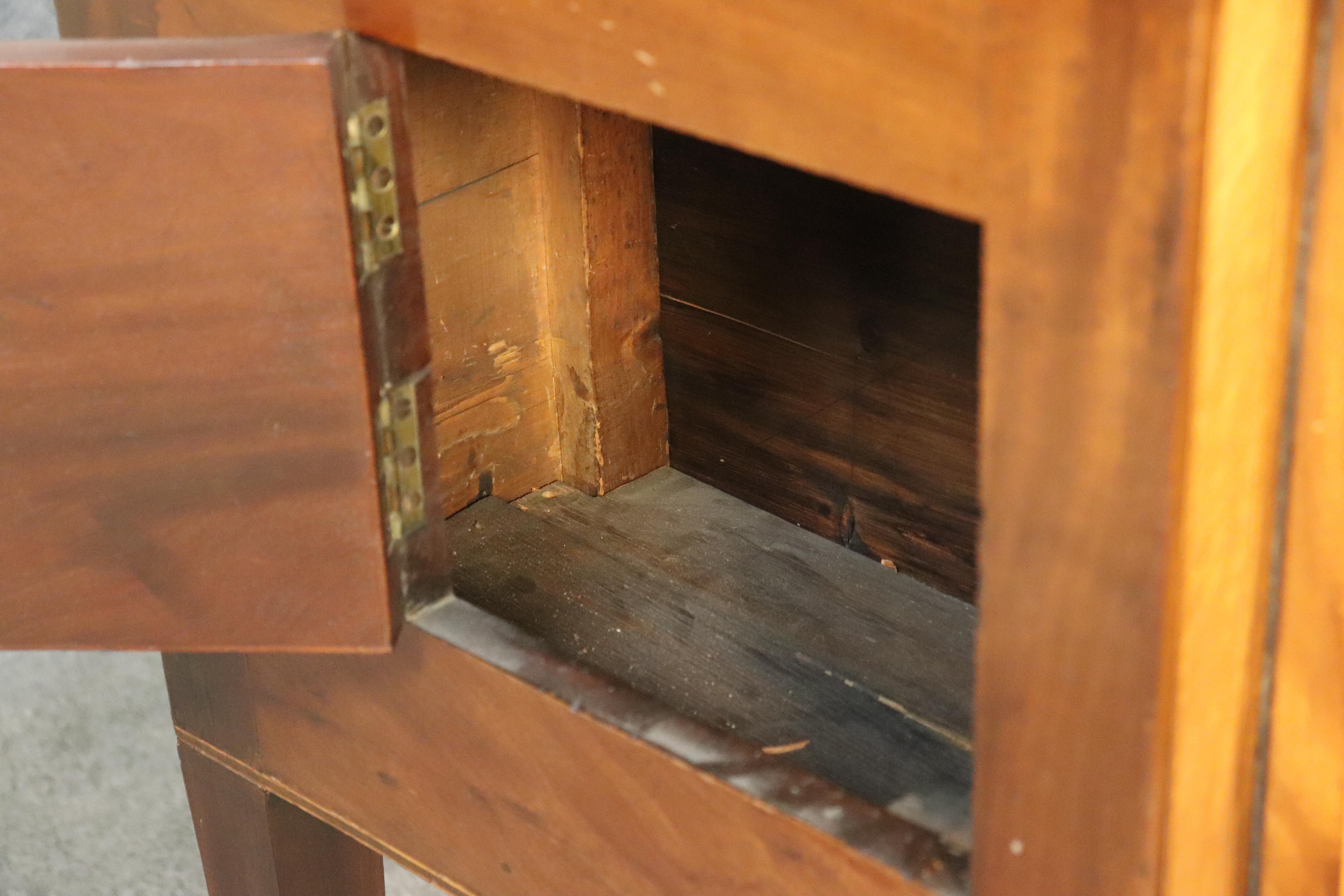 Massiccia credenza in legno di raso e noce di epoca Giorgio III inglese del 1820 in vendita 3