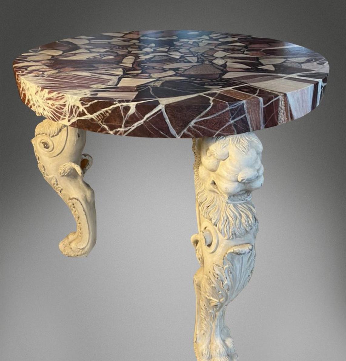 Tavolo da sala monopodia con leone intagliato in scala massiccia, in stile antico romano.

I leoni finemente intagliati in pino di Steele, con struttura in acciaio restaurata e piano in finto marmo dipinto successivamente.

Forse realizzato a Roma,