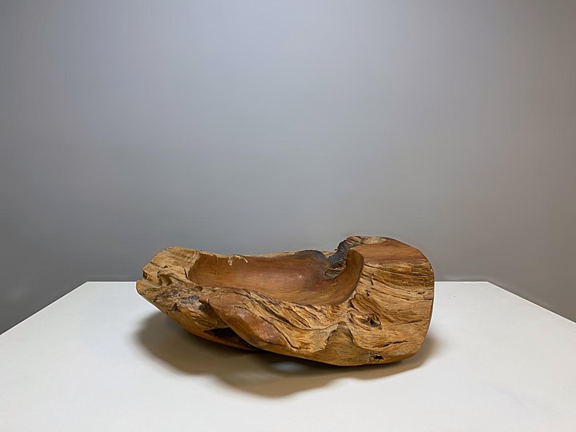 Schöne skulpturale handgefertigte Schale aus organischem Teakholz - signiert 