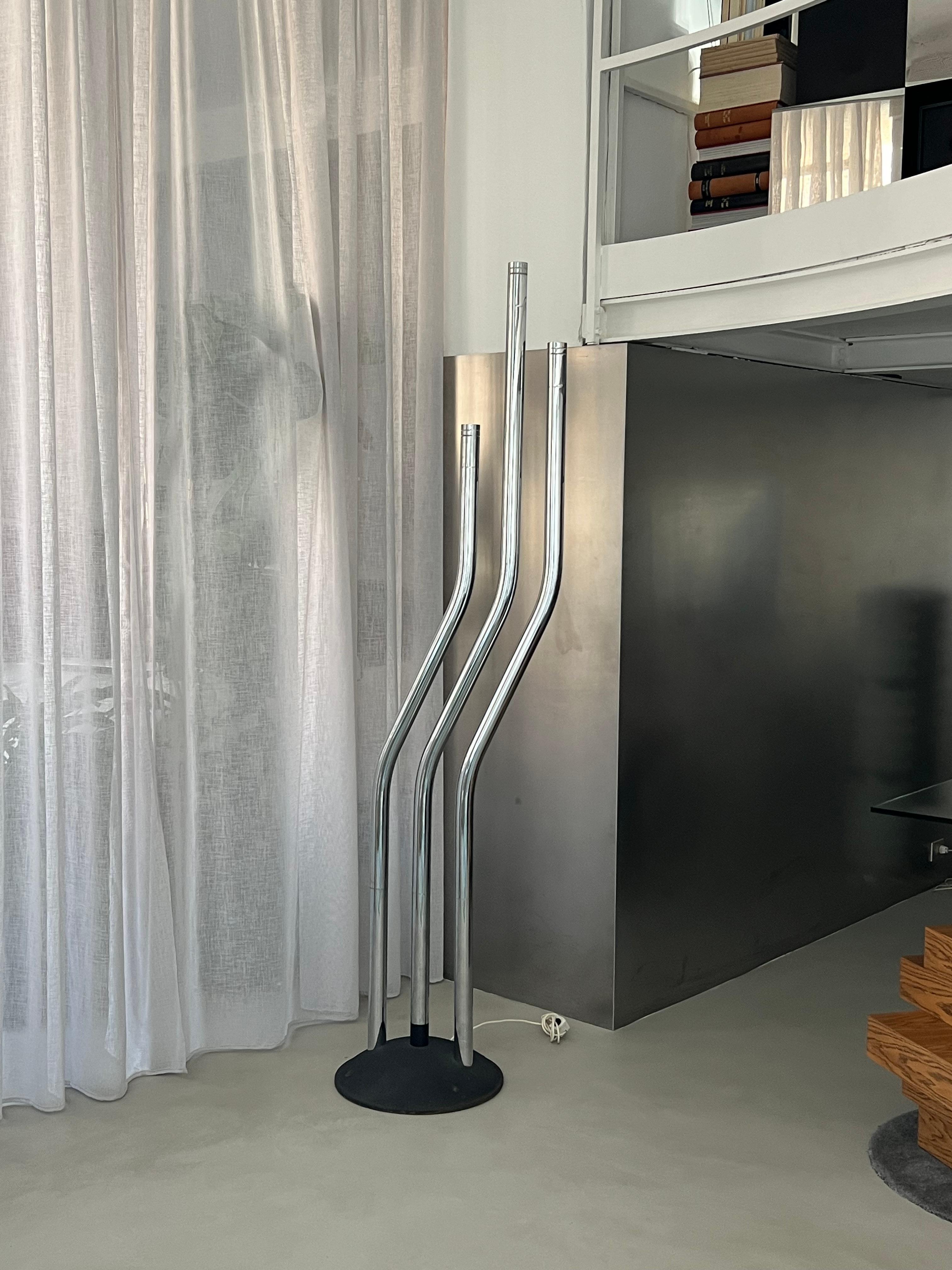 Vintage Light / Lampe chromée / Italian Designer Lighting Massive Sculptural Chromed Floor Lamp, adjustable arms, Italian Collectible 

Lorsque l'on pense aux tours chromés du milieu du siècle dernier, il est difficile de ne pas penser à Goffredo