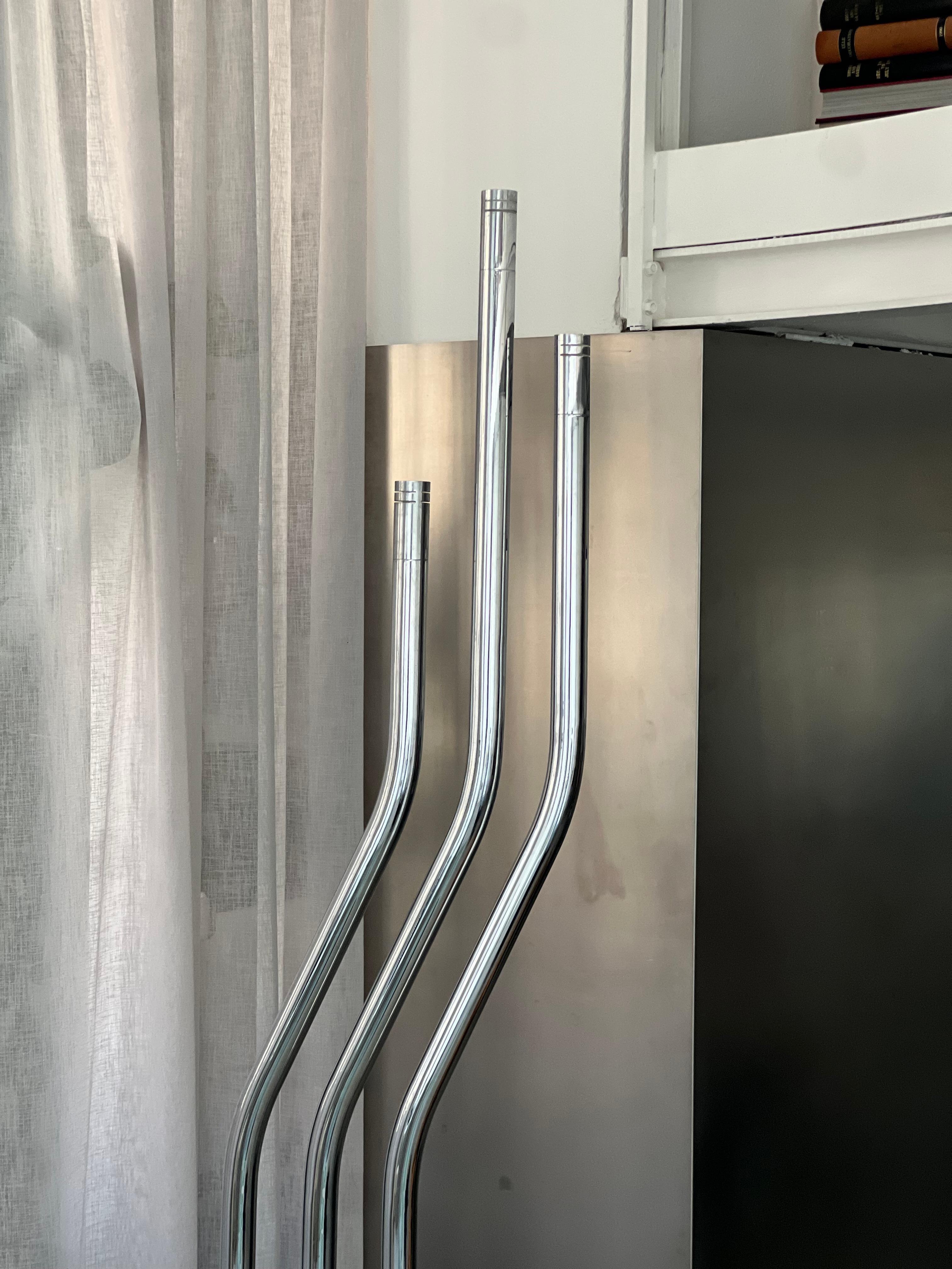 Ère spatiale Grand lampadaire sculptural chromé, bras réglables, pièce de collection italienne en vente
