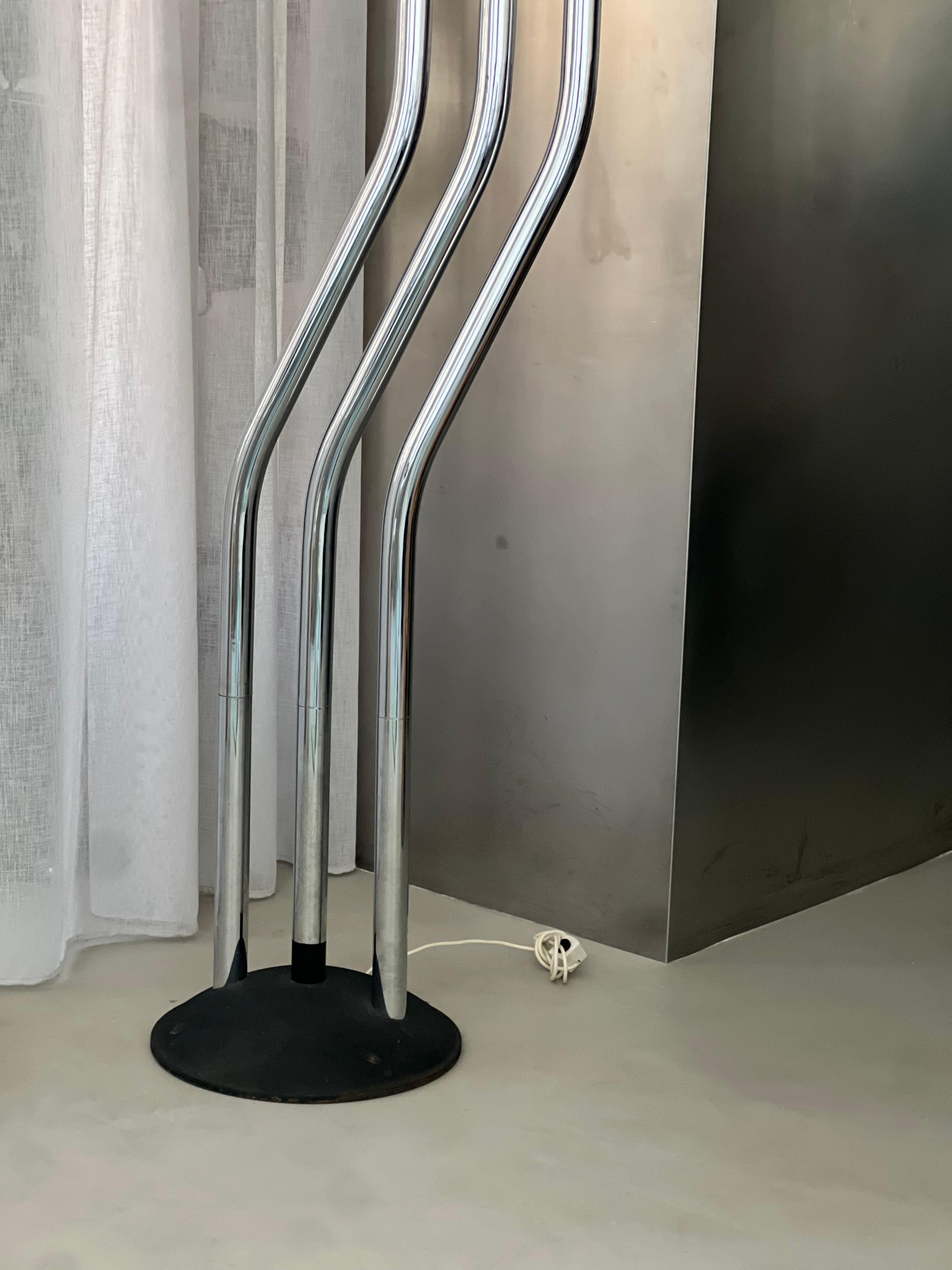 Grand lampadaire sculptural chromé, bras réglables, pièce de collection italienne Bon état - En vente à Milano, IT