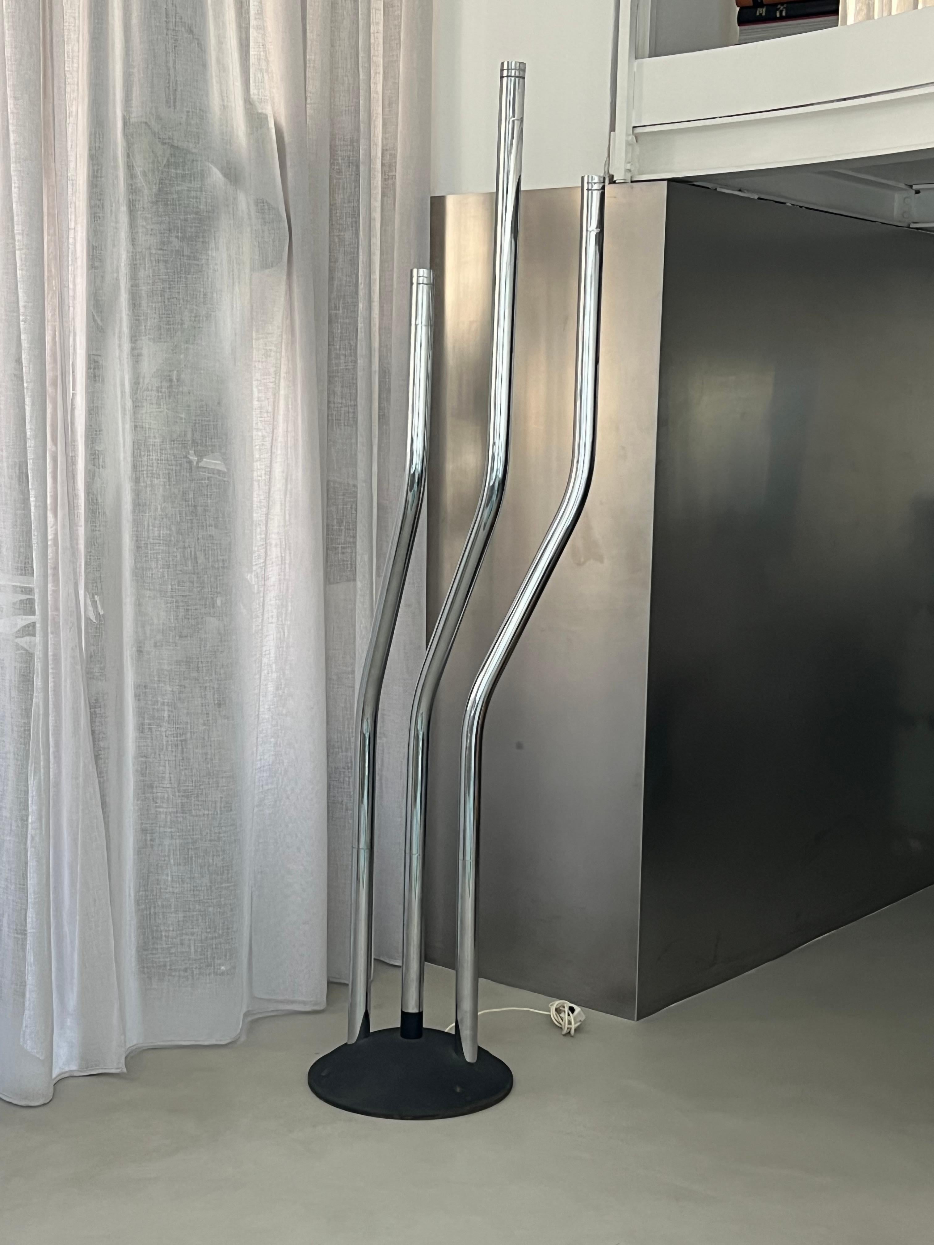Grand lampadaire sculptural chromé, bras réglables, pièce de collection italienne en vente 1