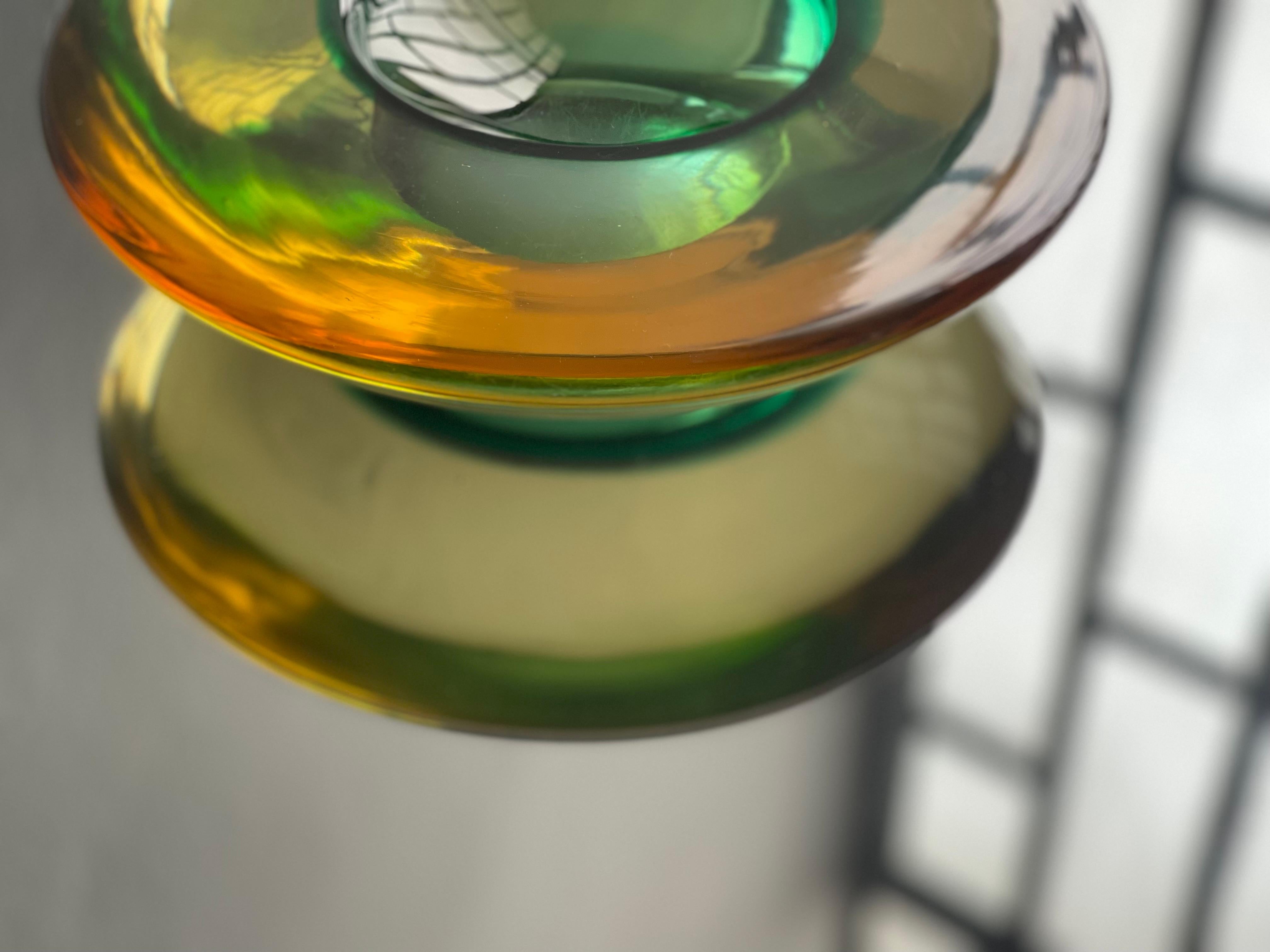 Massive Murano Glass - Decorativo de mesa - Acento escultórico Sommerso glass by Antonio da Rod Cenedese 

Son muchos los tipos de vidrio creados por los maestros vidrieros de la isla veneciana de Murano. Desde jarrones finos como el aire hasta