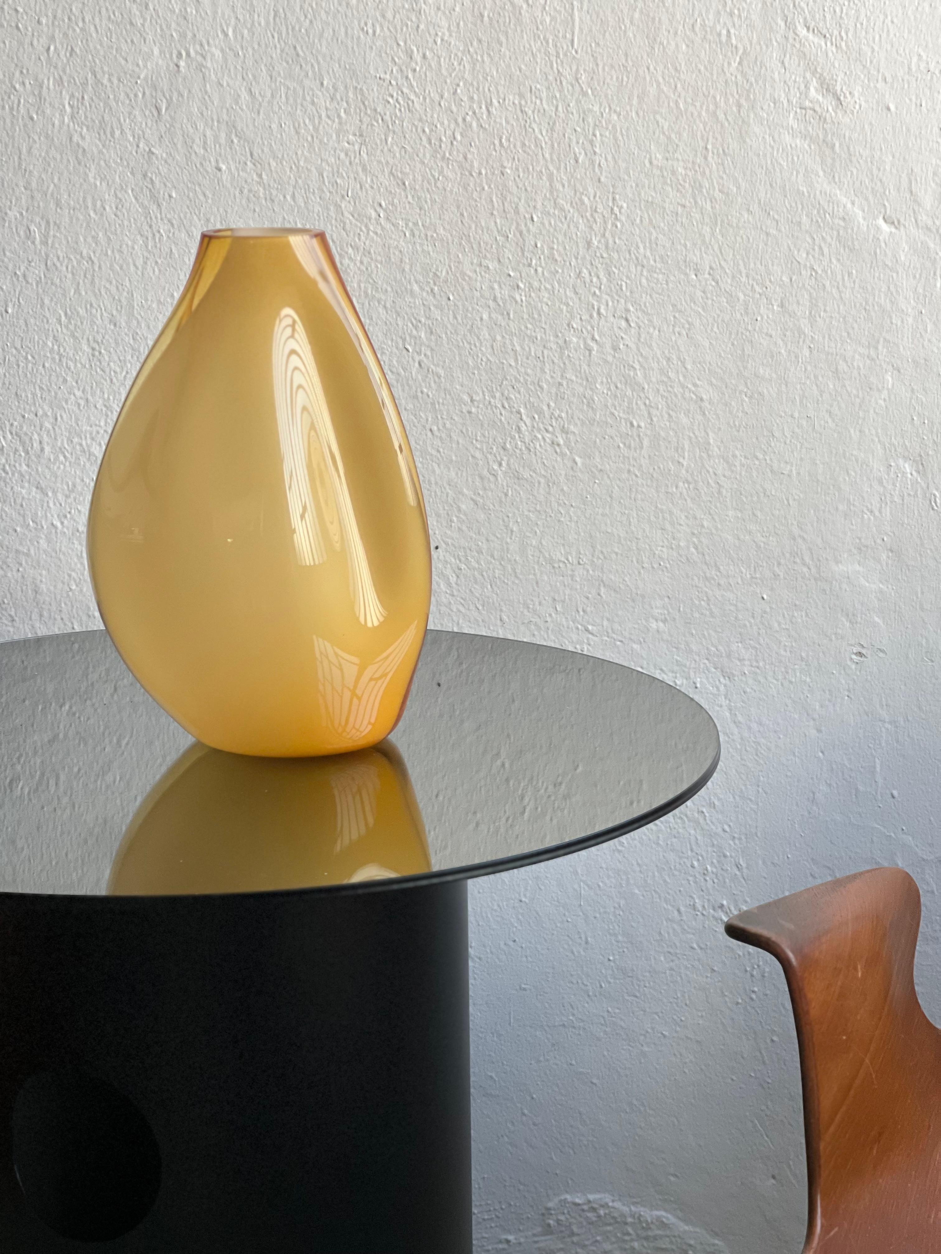 Vaso giallo scultoreo massiccio, Murano 