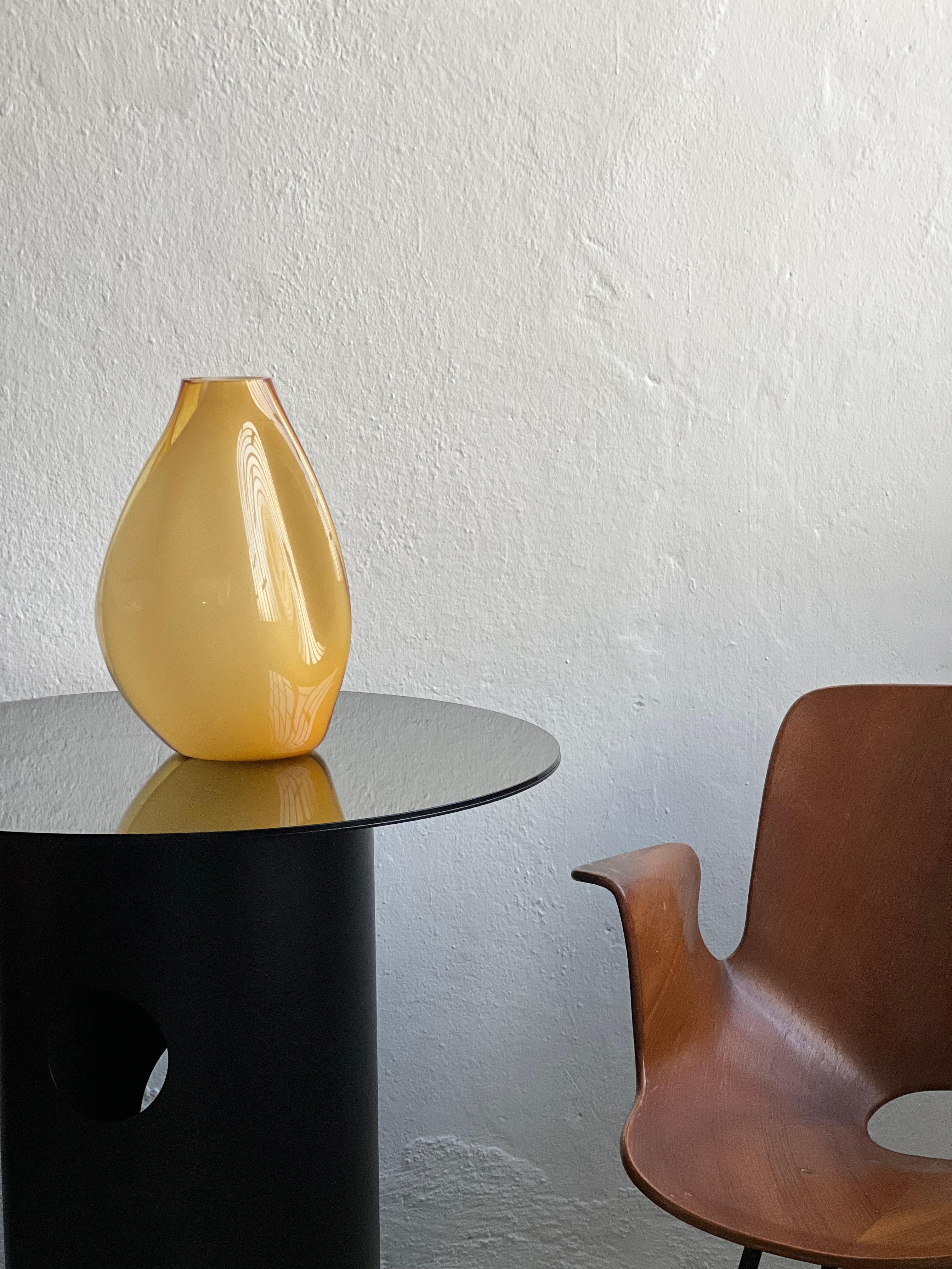 Vaso giallo scultoreo massiccio, Murano 
