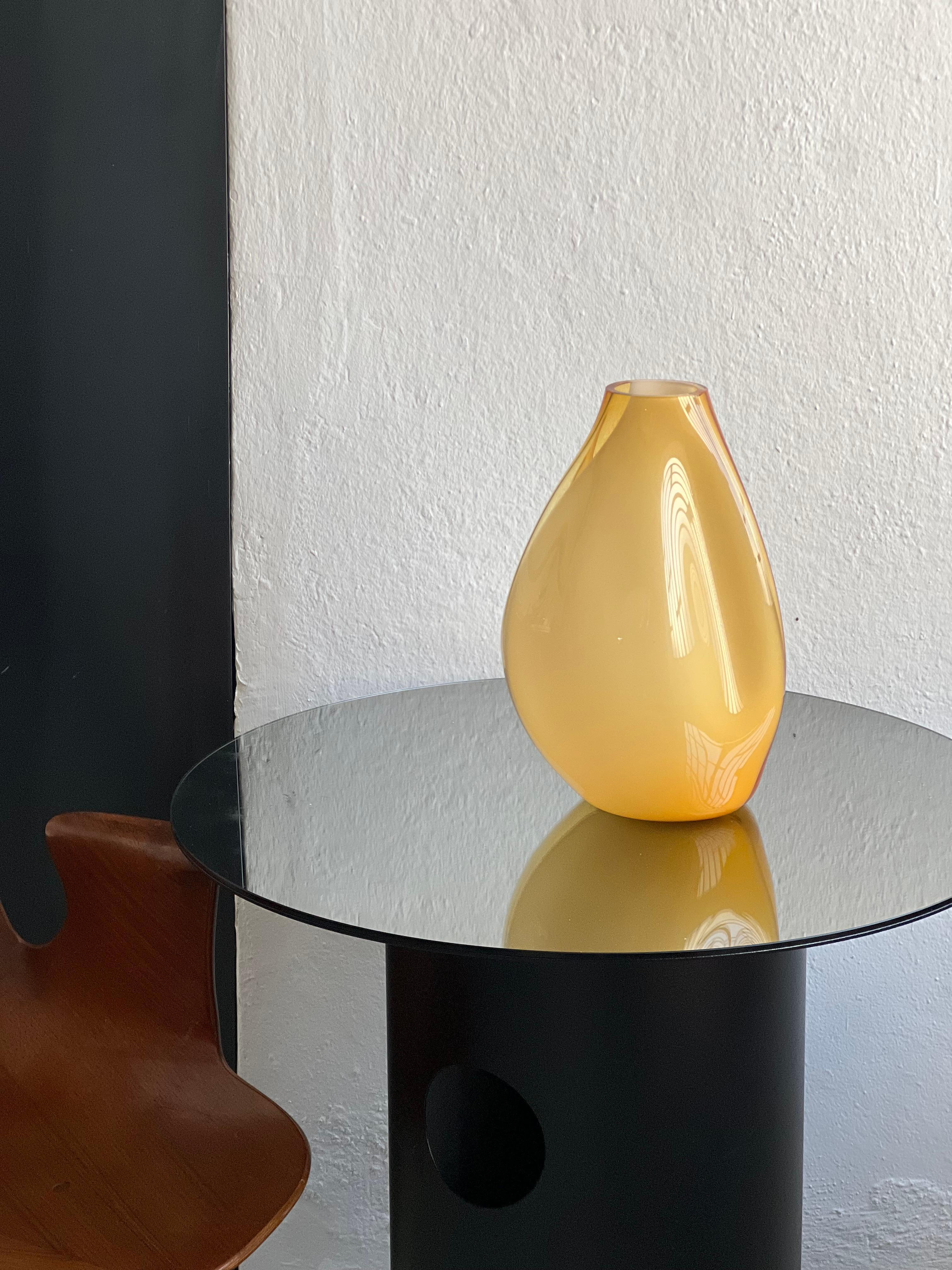 Vaso giallo scultoreo massiccio, Murano 