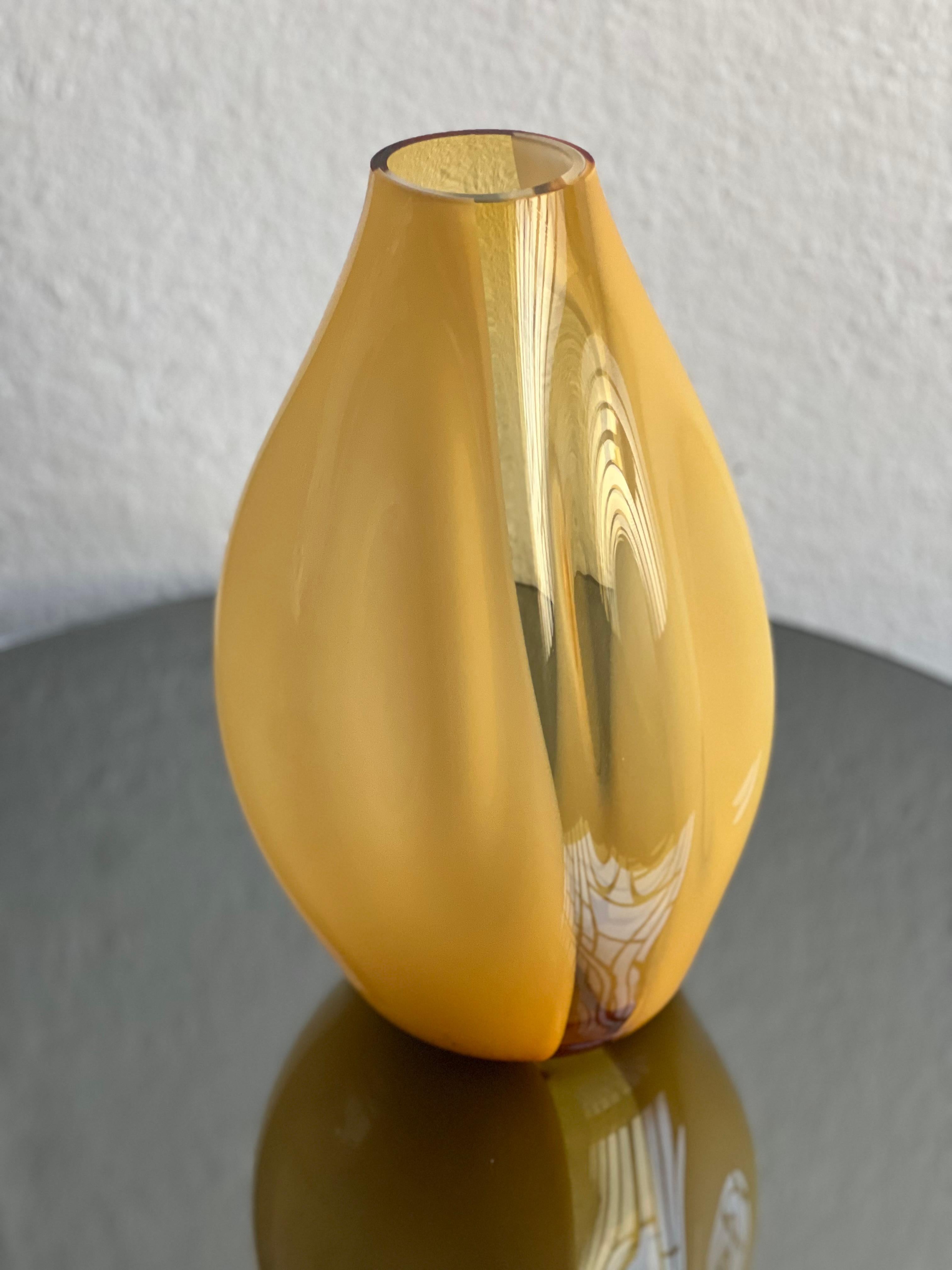 Vaso giallo scultoreo massiccio, Murano 