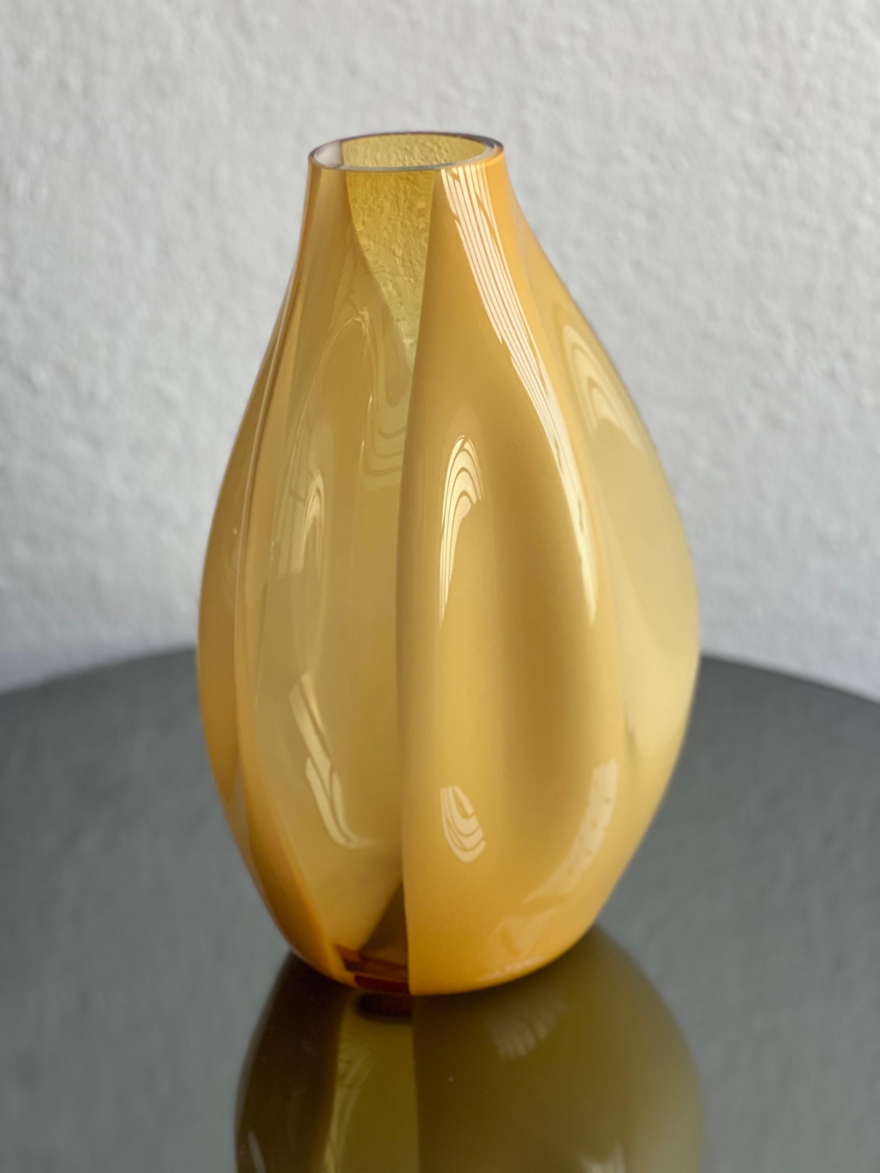 Vaso giallo scultoreo massiccio, Murano 
