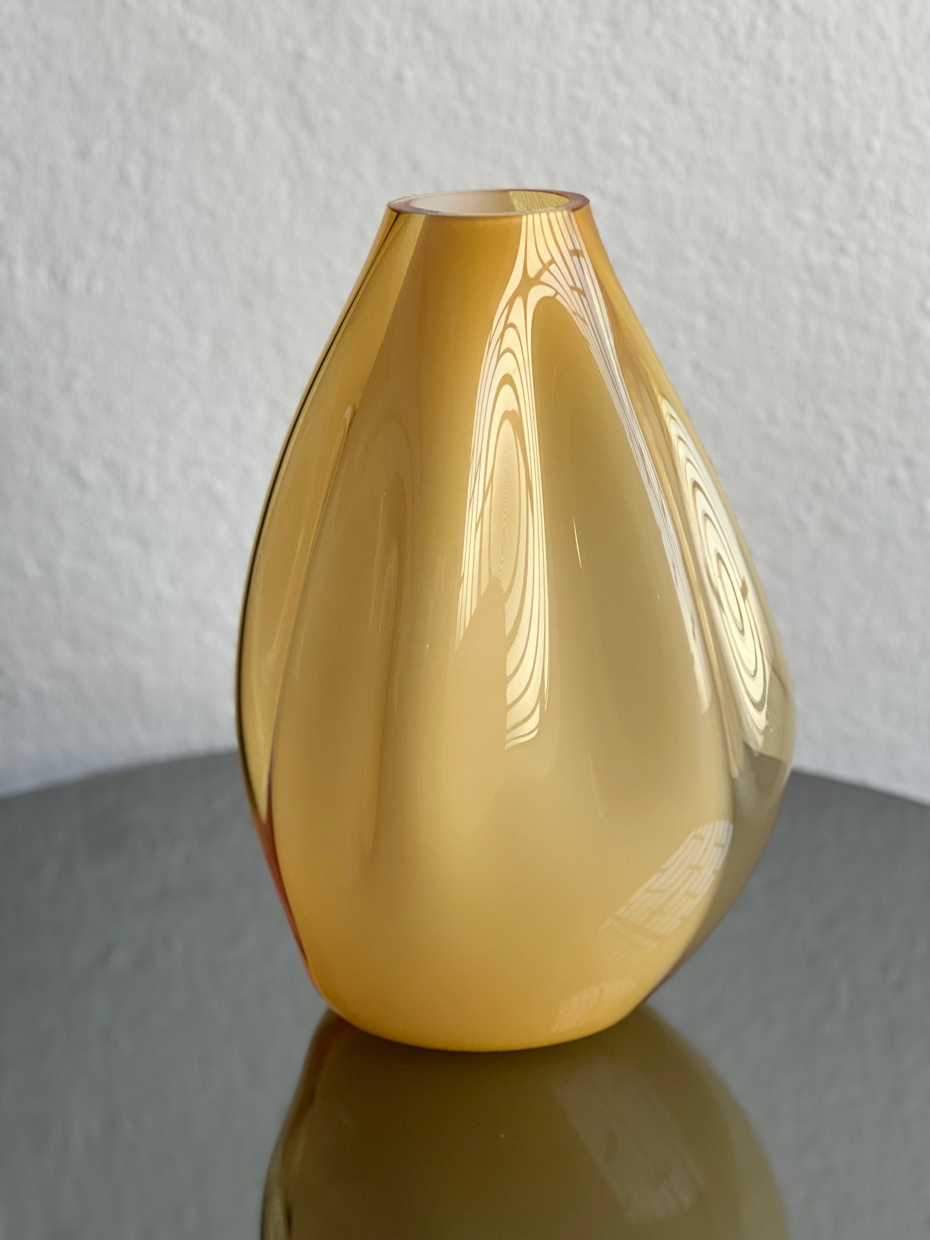 Vaso giallo scultoreo massiccio, Murano 