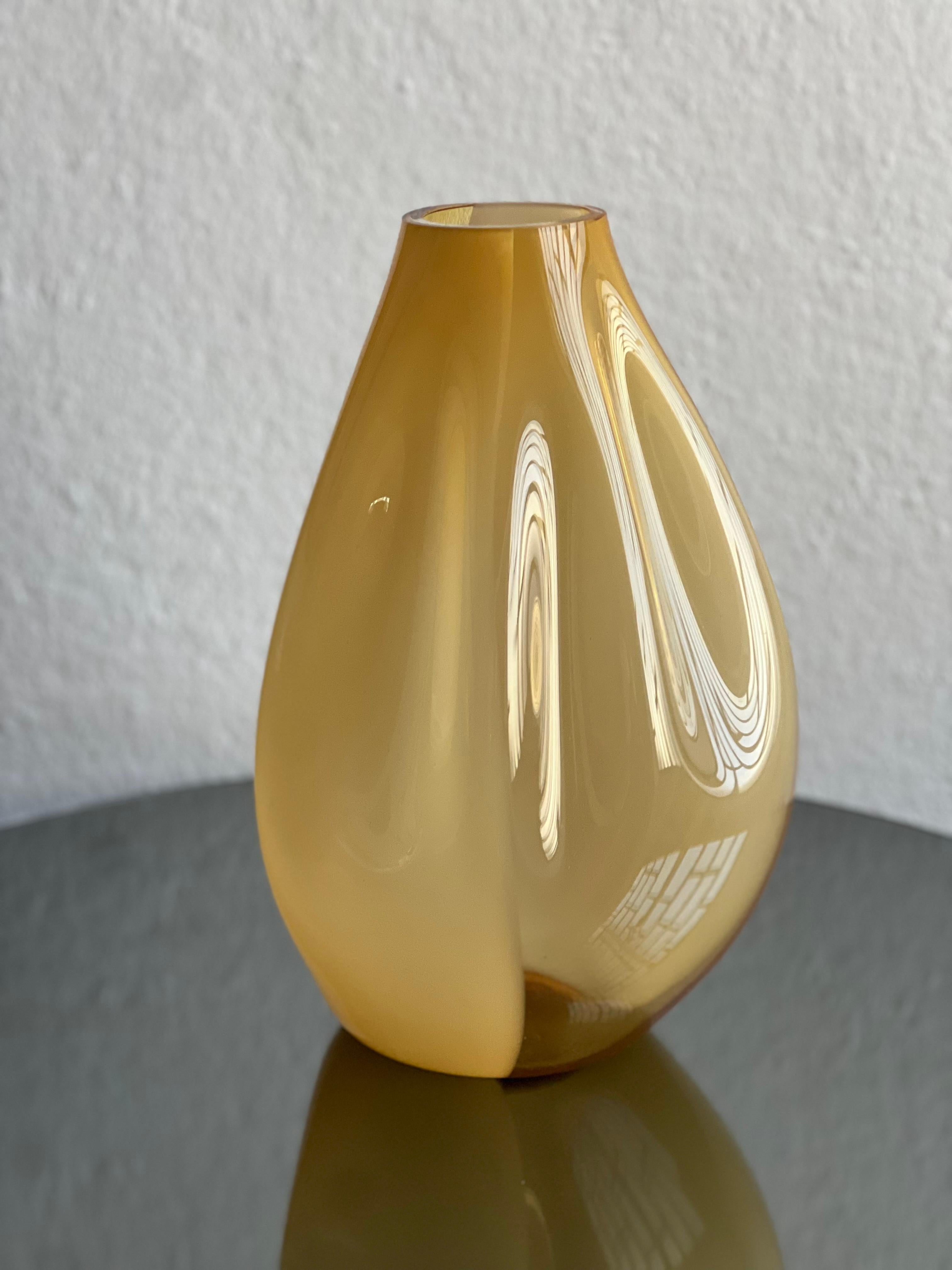 Vaso giallo scultoreo massiccio, Murano 