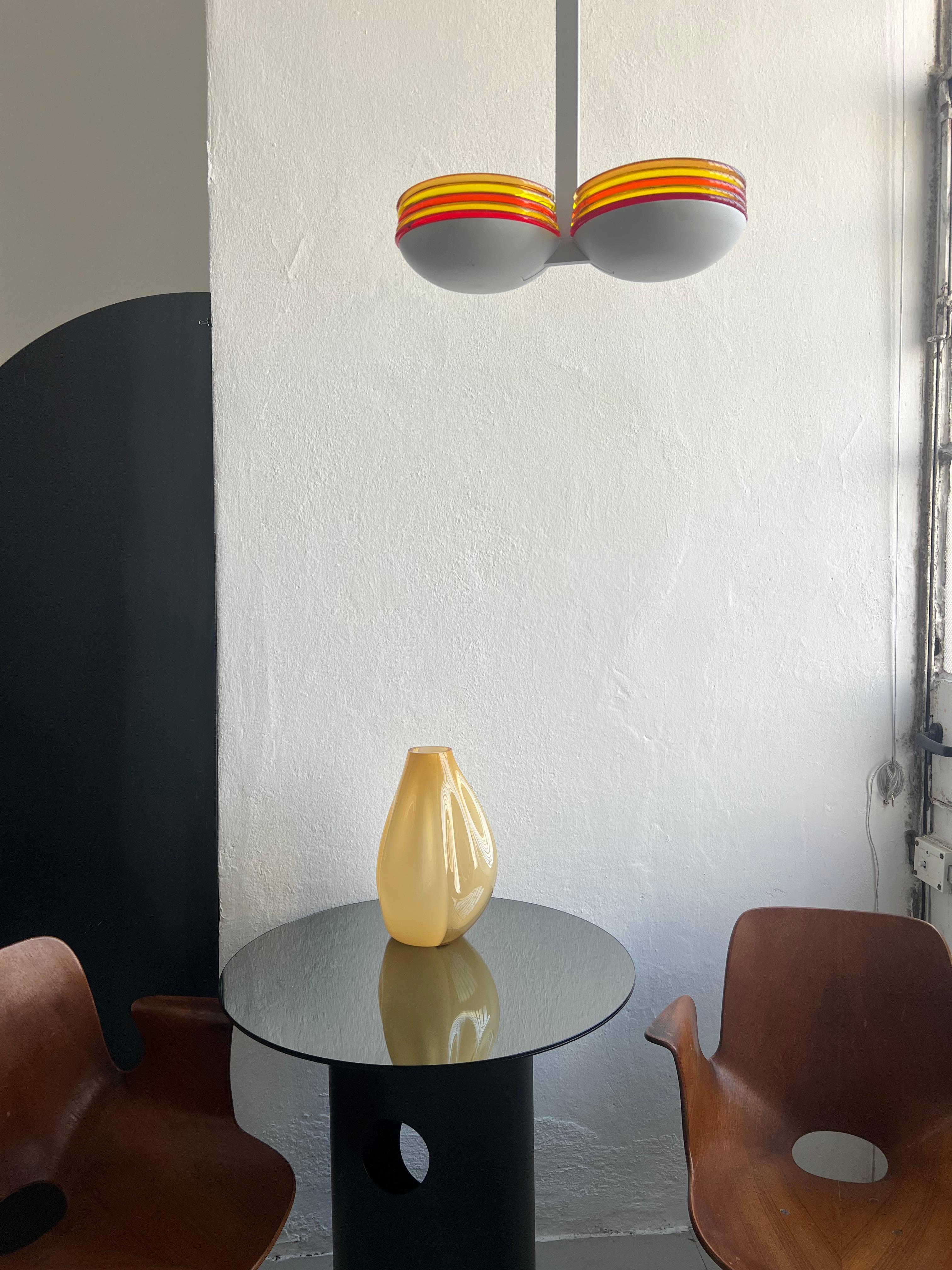 Massiccio vaso scultoreo giallo e trasparente, Murano Incamiciato 

Grande e pesante vaso di Murano in vetro 