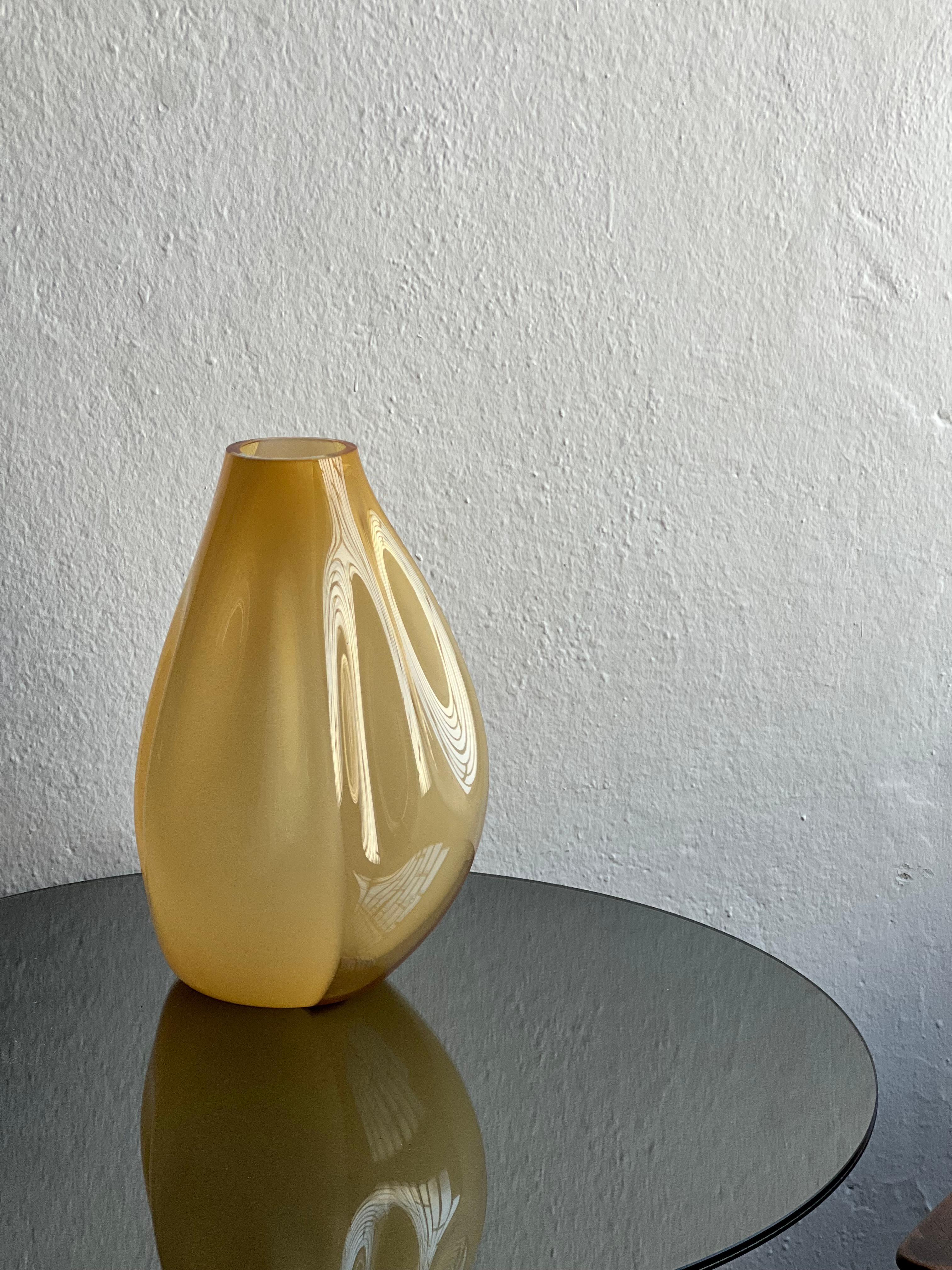 Mid-Century moderno Vaso giallo scultoreo massiccio, Murano 