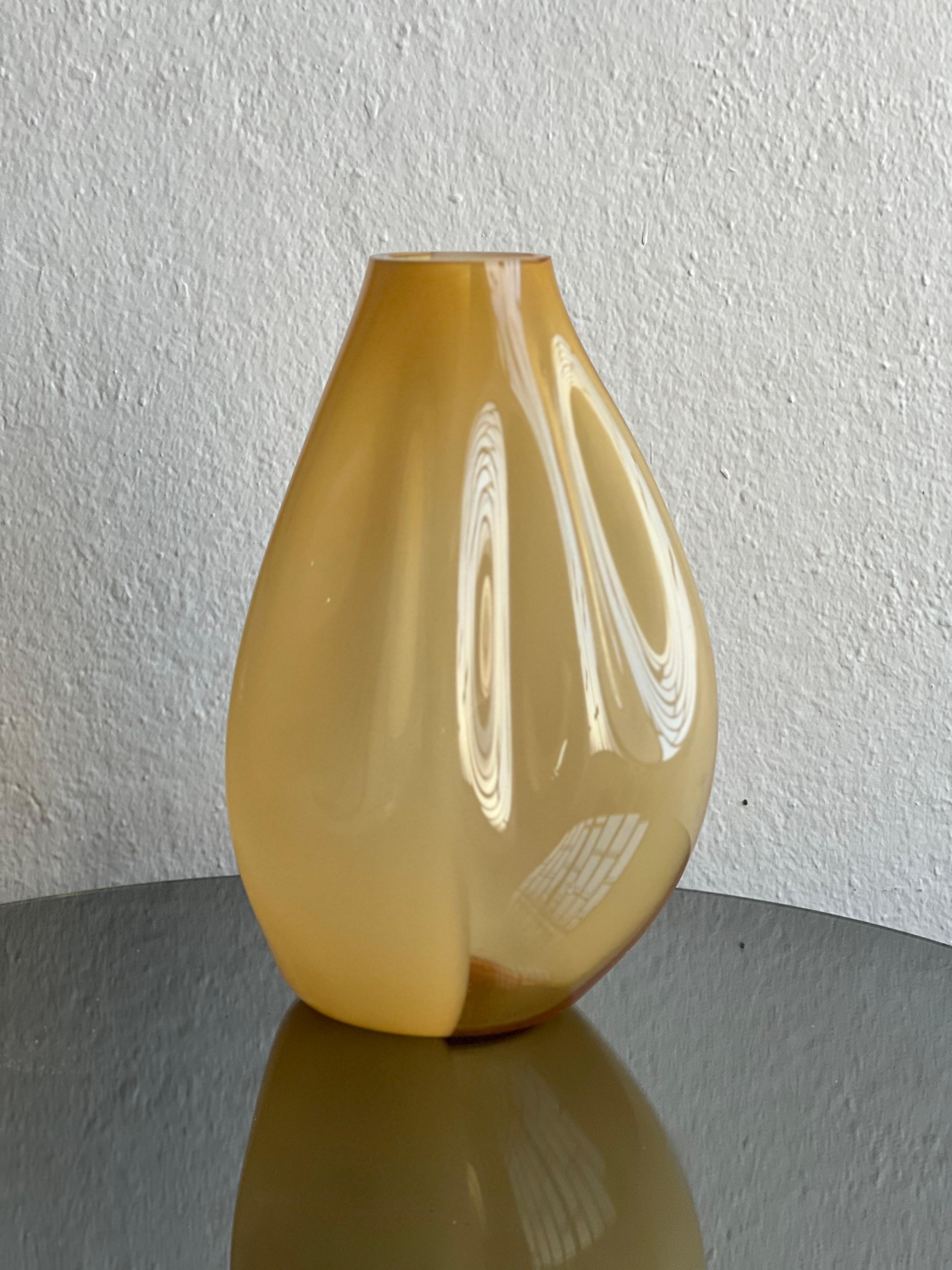 Italiano Vaso giallo scultoreo massiccio, Murano 