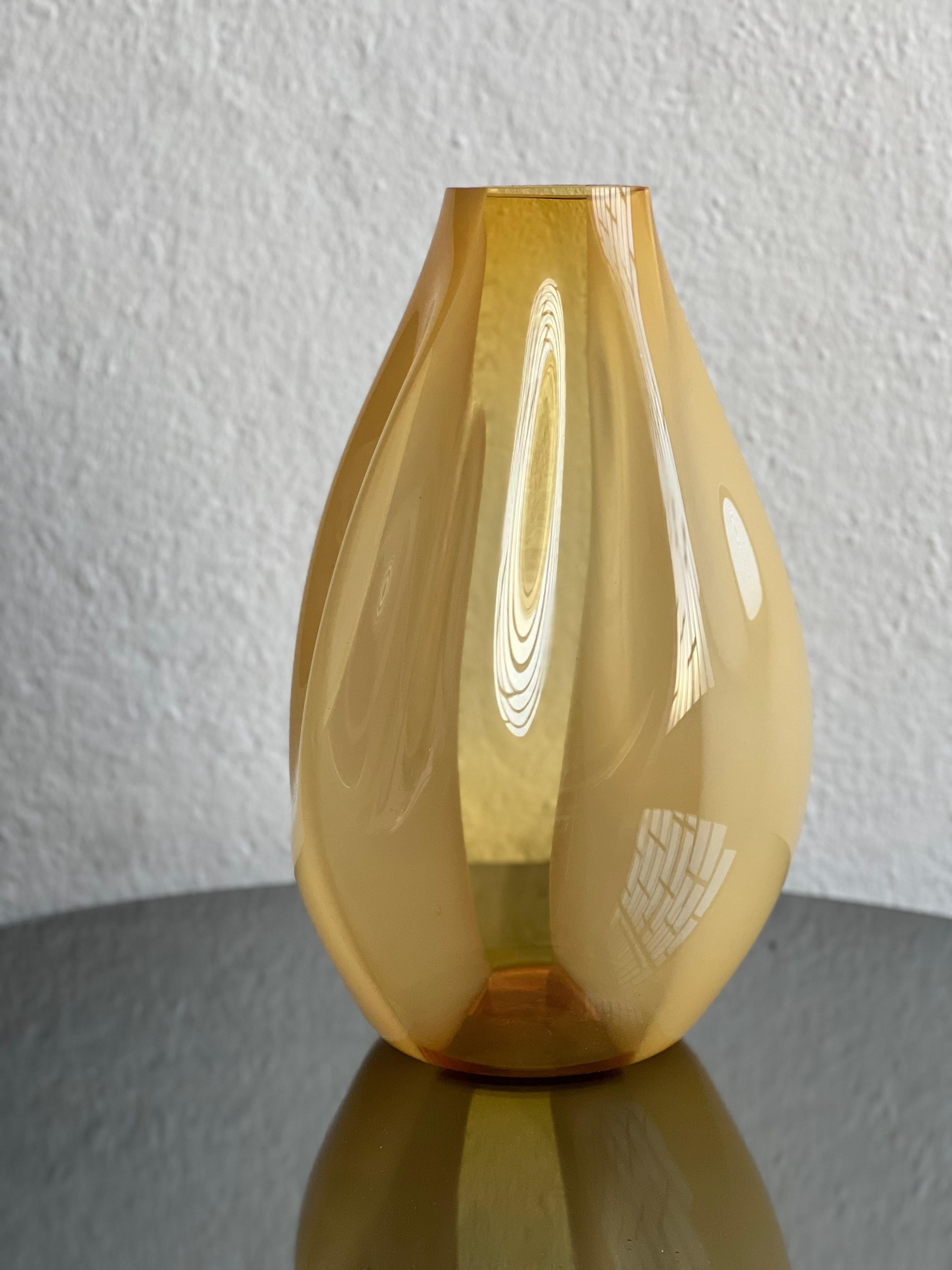 Vaso giallo scultoreo massiccio, Murano 