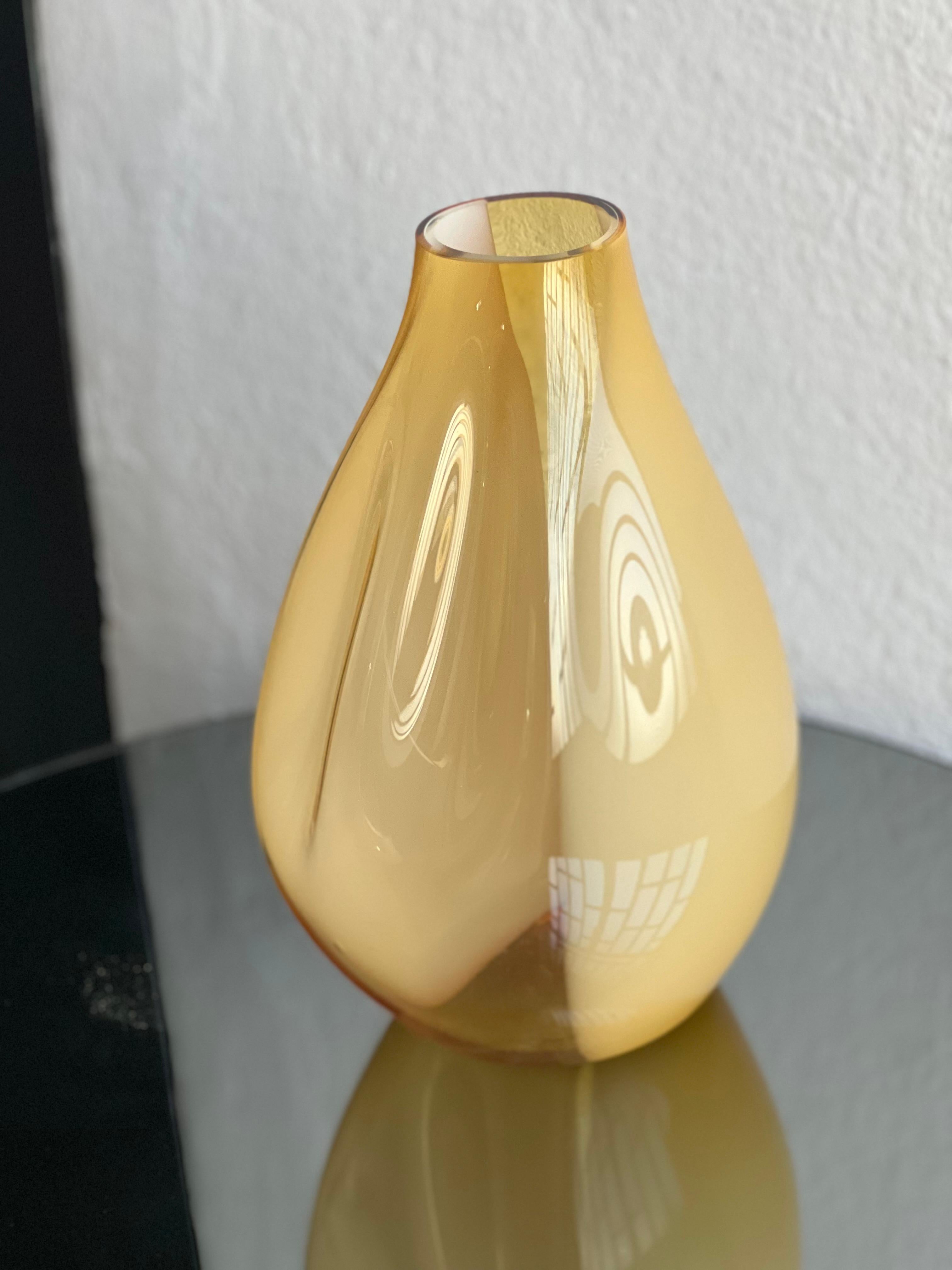 Fine XX secolo Vaso giallo scultoreo massiccio, Murano 