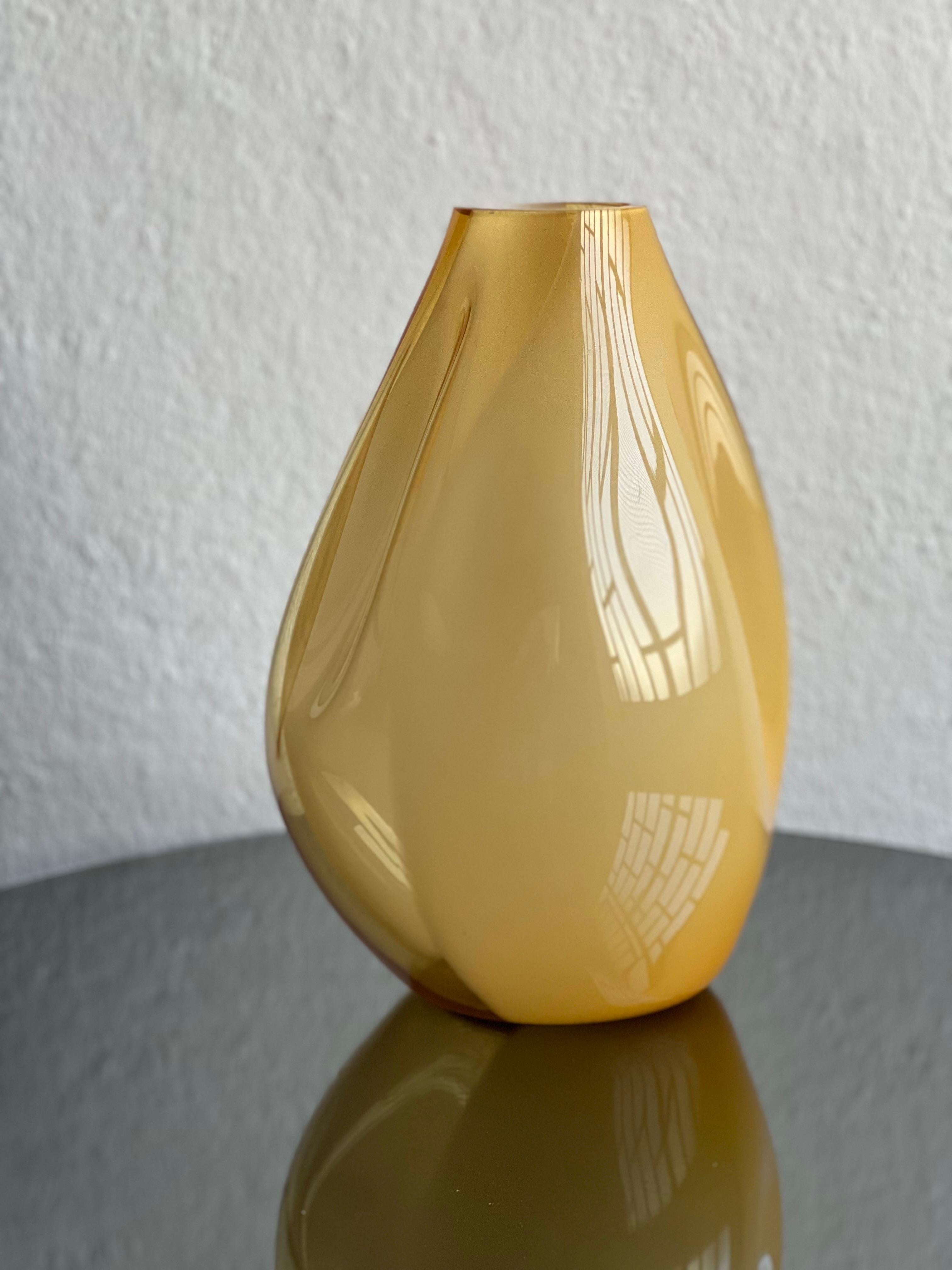 Vetro Vaso giallo scultoreo massiccio, Murano 