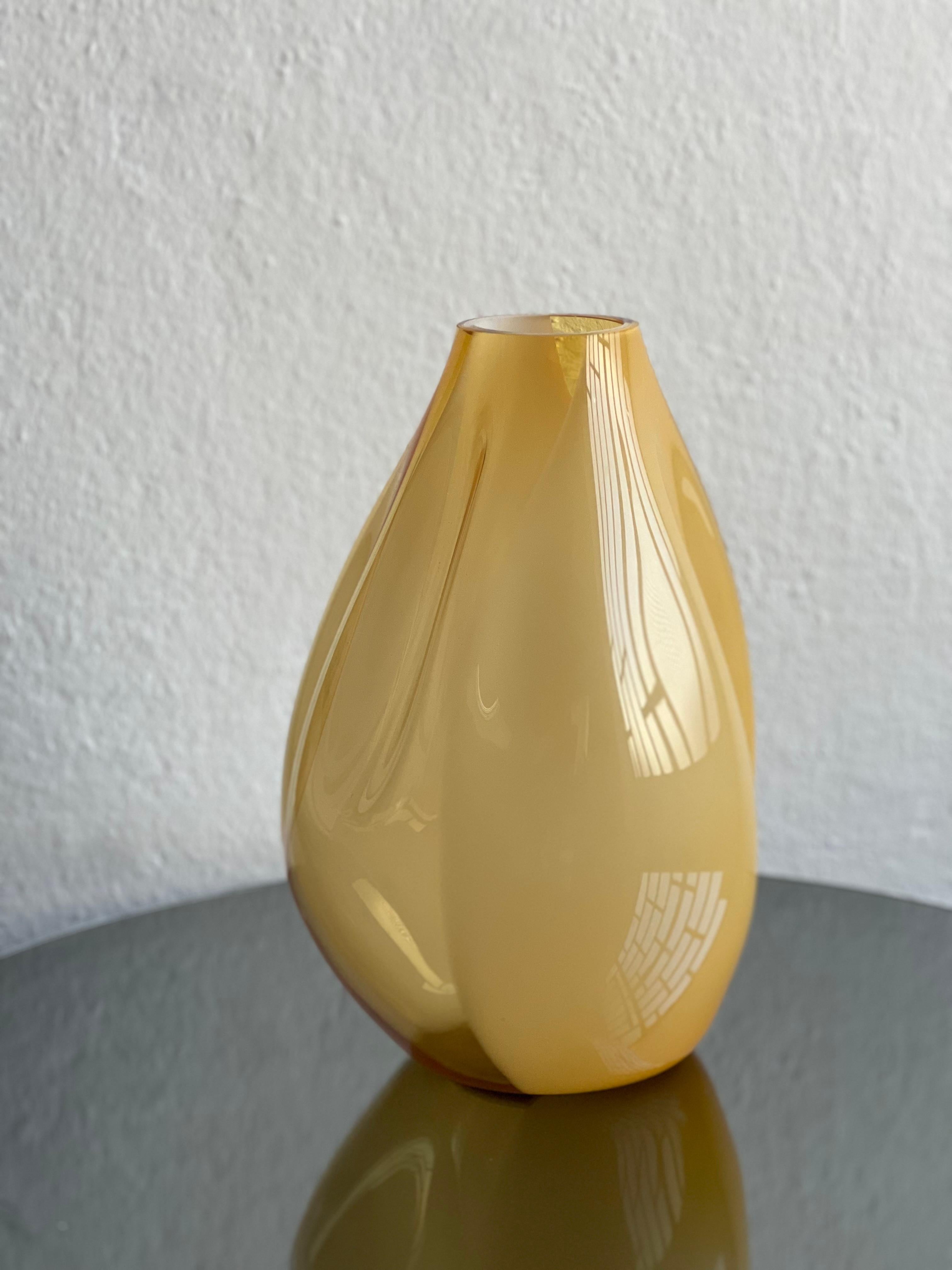Vaso giallo scultoreo massiccio, Murano 