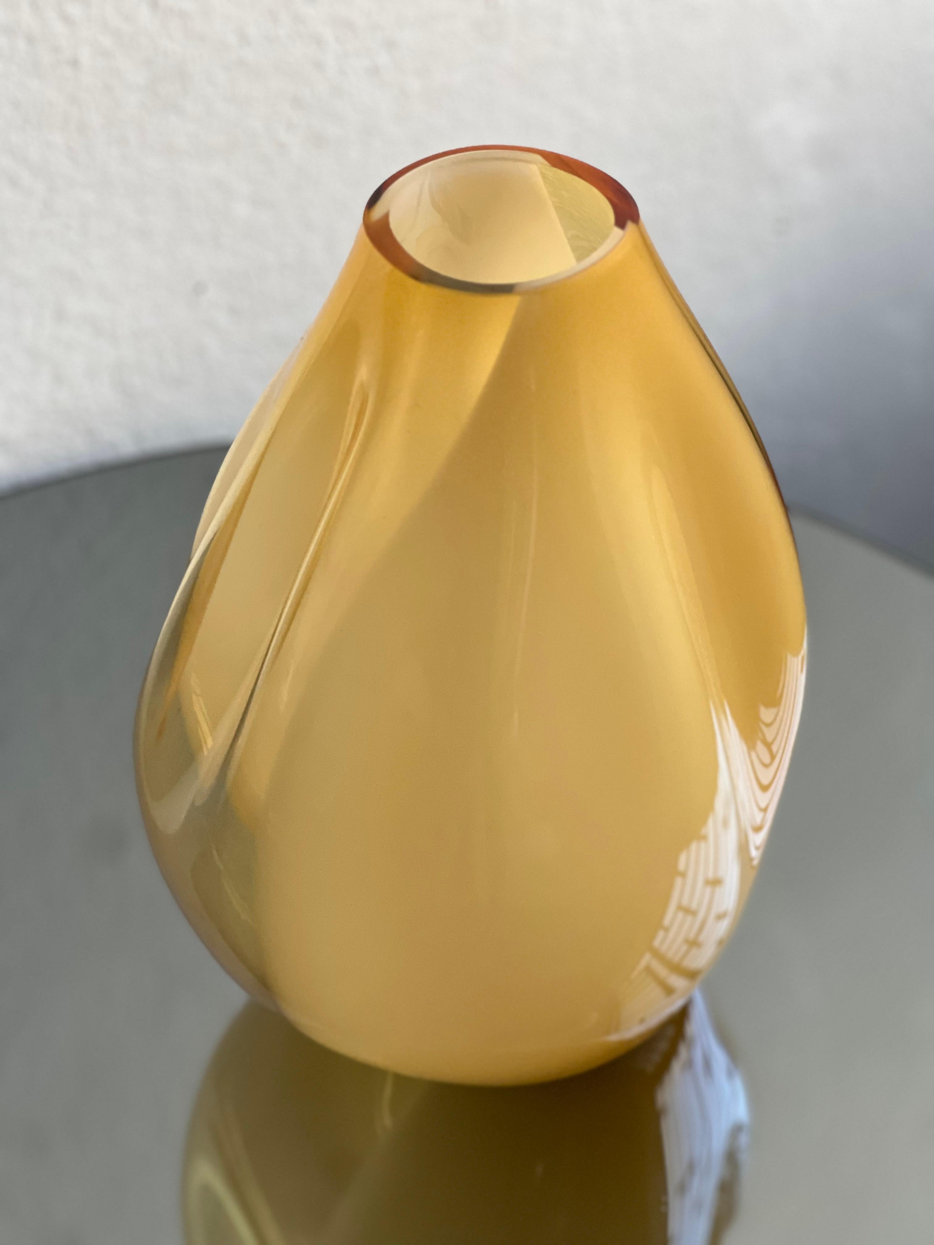Vaso giallo scultoreo massiccio, Murano 