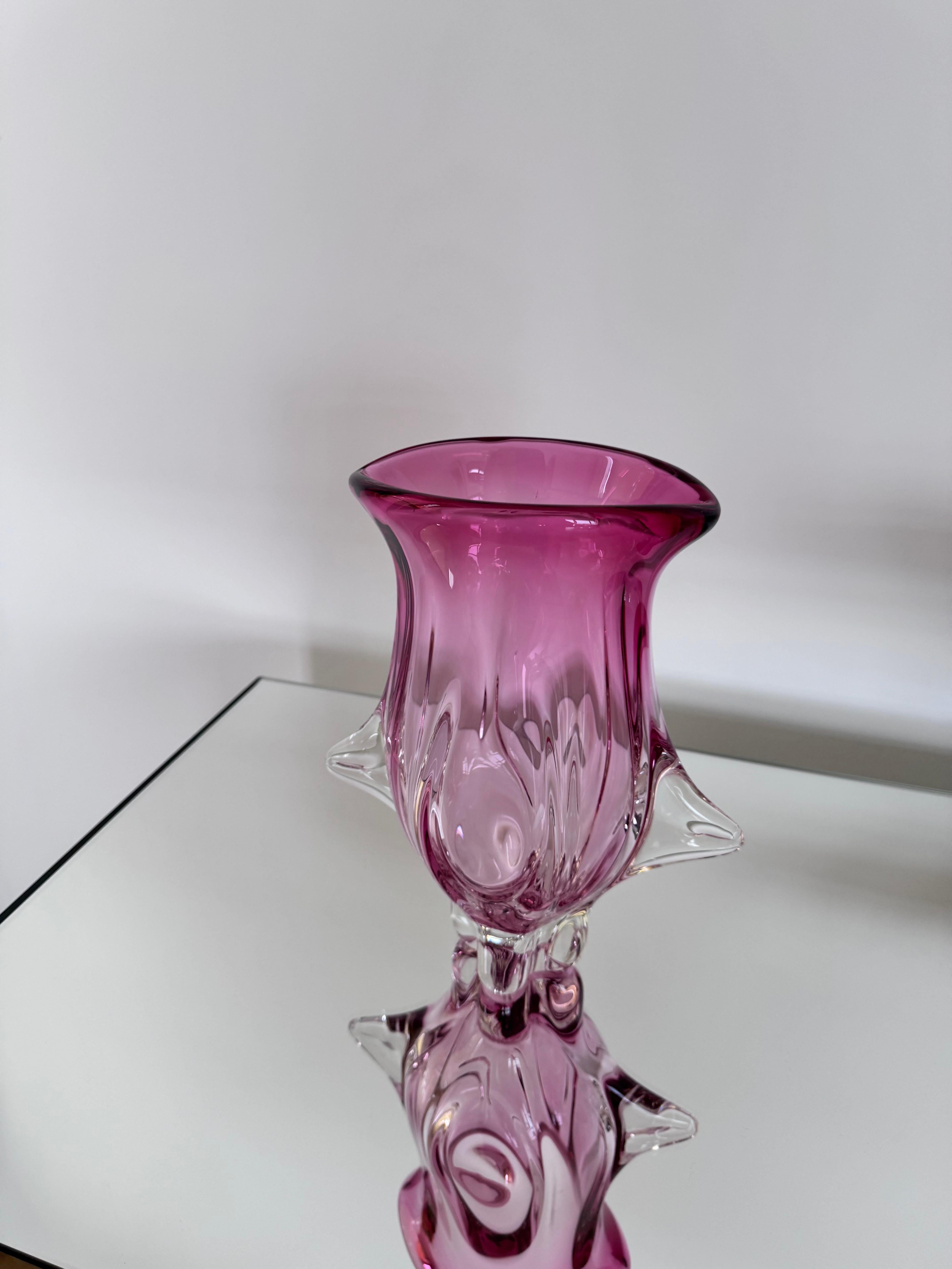 italien Vase massif en rose sculptural, Murano  